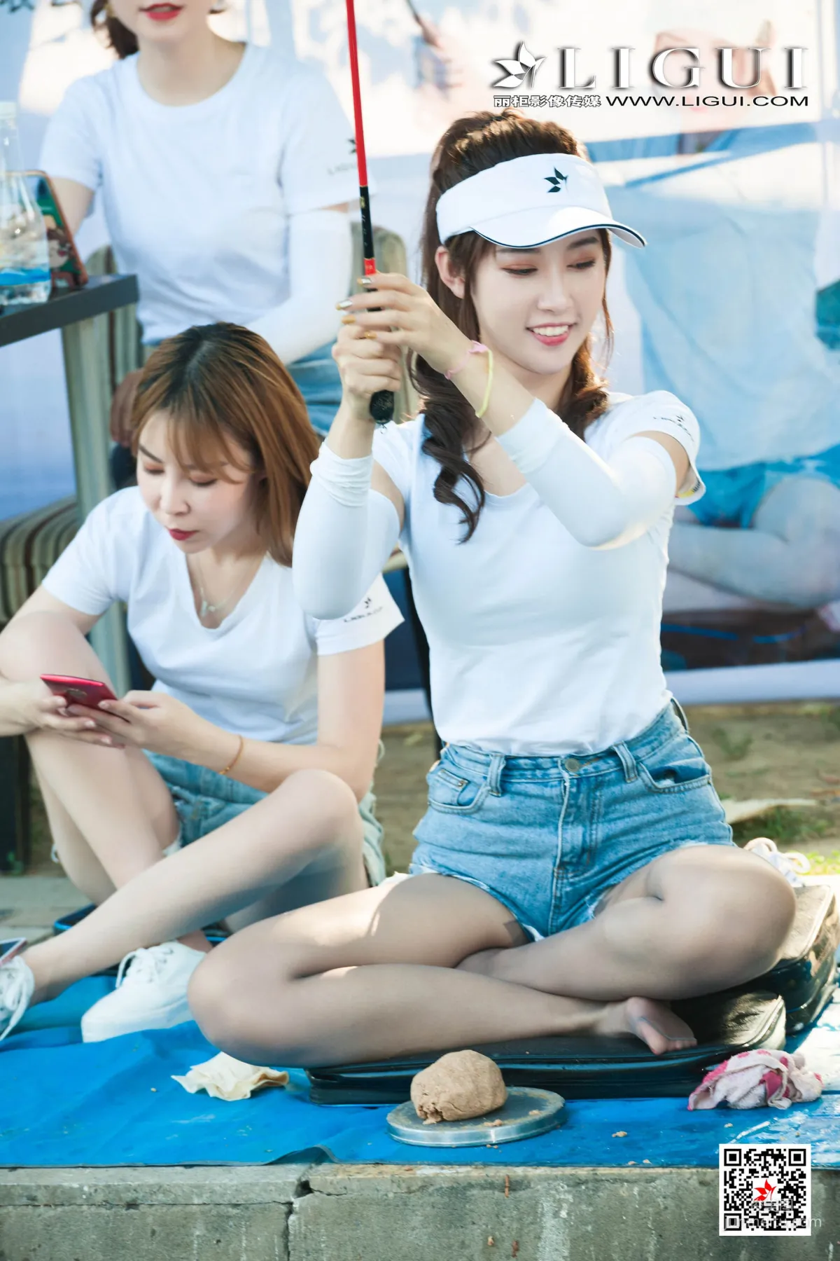 Wen Jing & Ran Ran, Fishing Park Silk Stockings [Ligui] Internet Beauty Photo Set photo 31