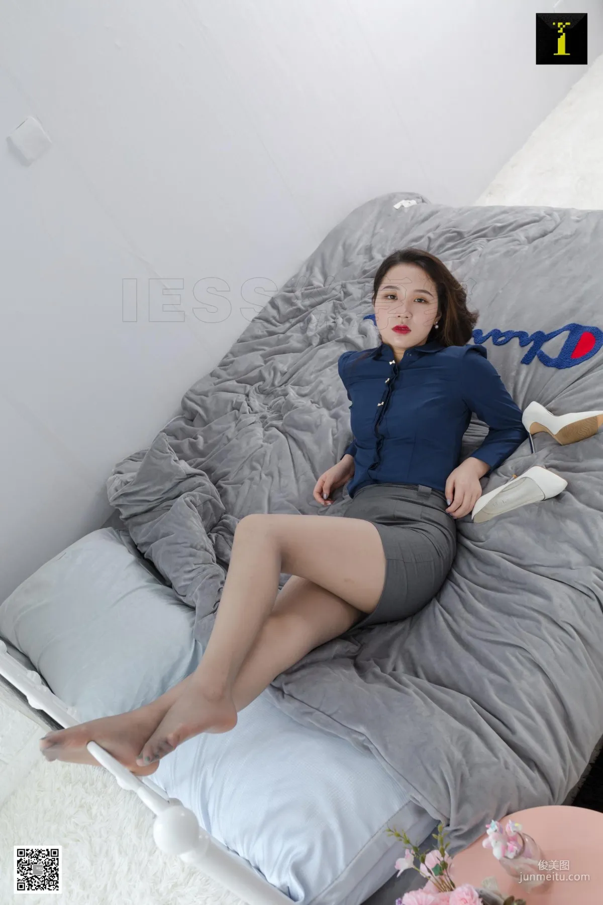 Model Tang Tang, Confessing to the Intellectual Beauty Tang Tang [IESS] Beautiful Legs and Silk Feet Photo Set photo 68