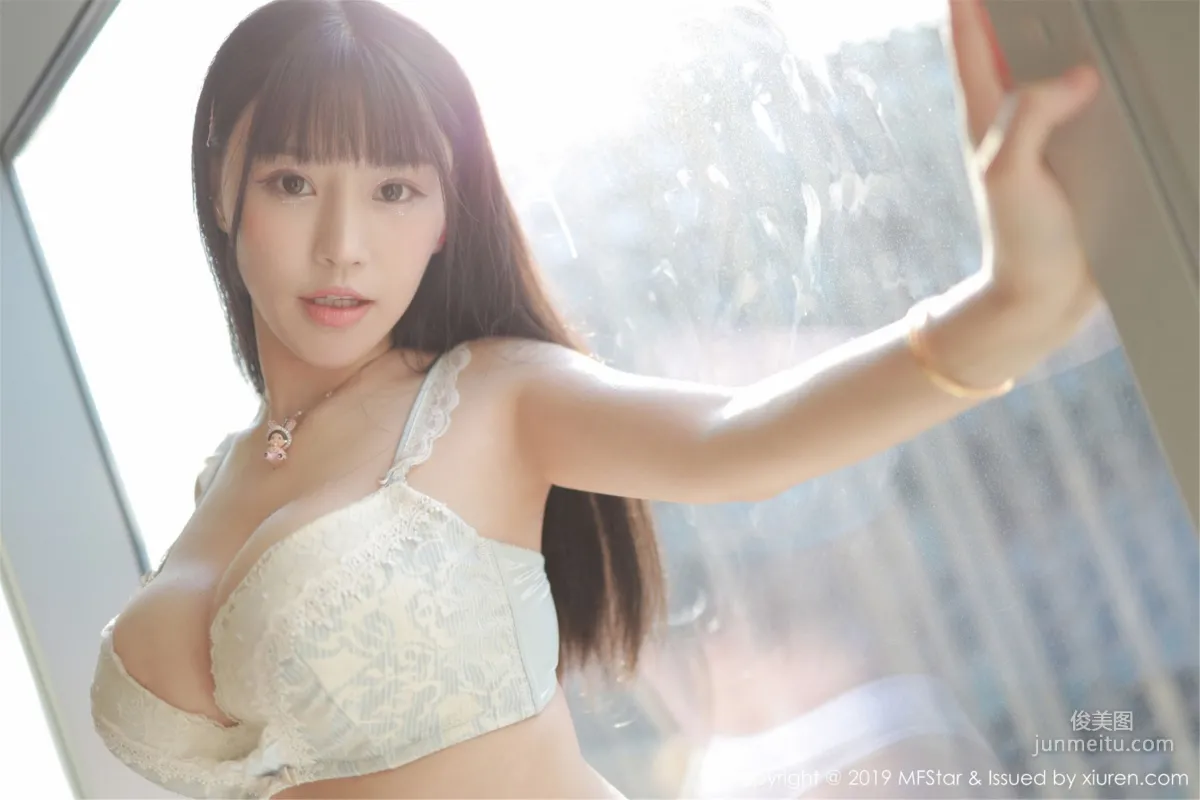 Flower Barbie Keer Exquisite Lingerie with Beautiful Breasts Almost Spilling Out [MFStar] Vol.206 Photo Set photo 22