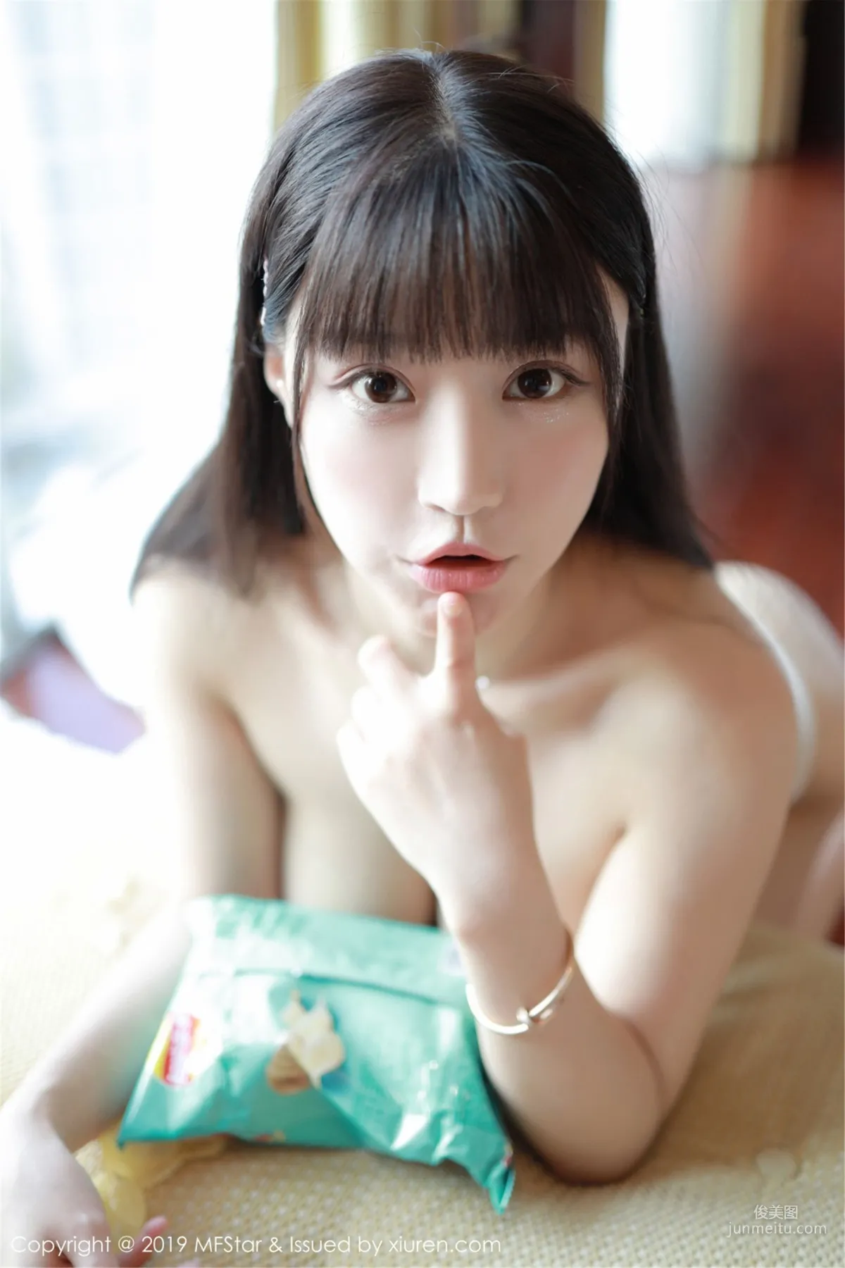 Flower Barbie Keer Exquisite Lingerie with Beautiful Breasts Almost Spilling Out [MFStar] Vol.206 Photo Set photo 45