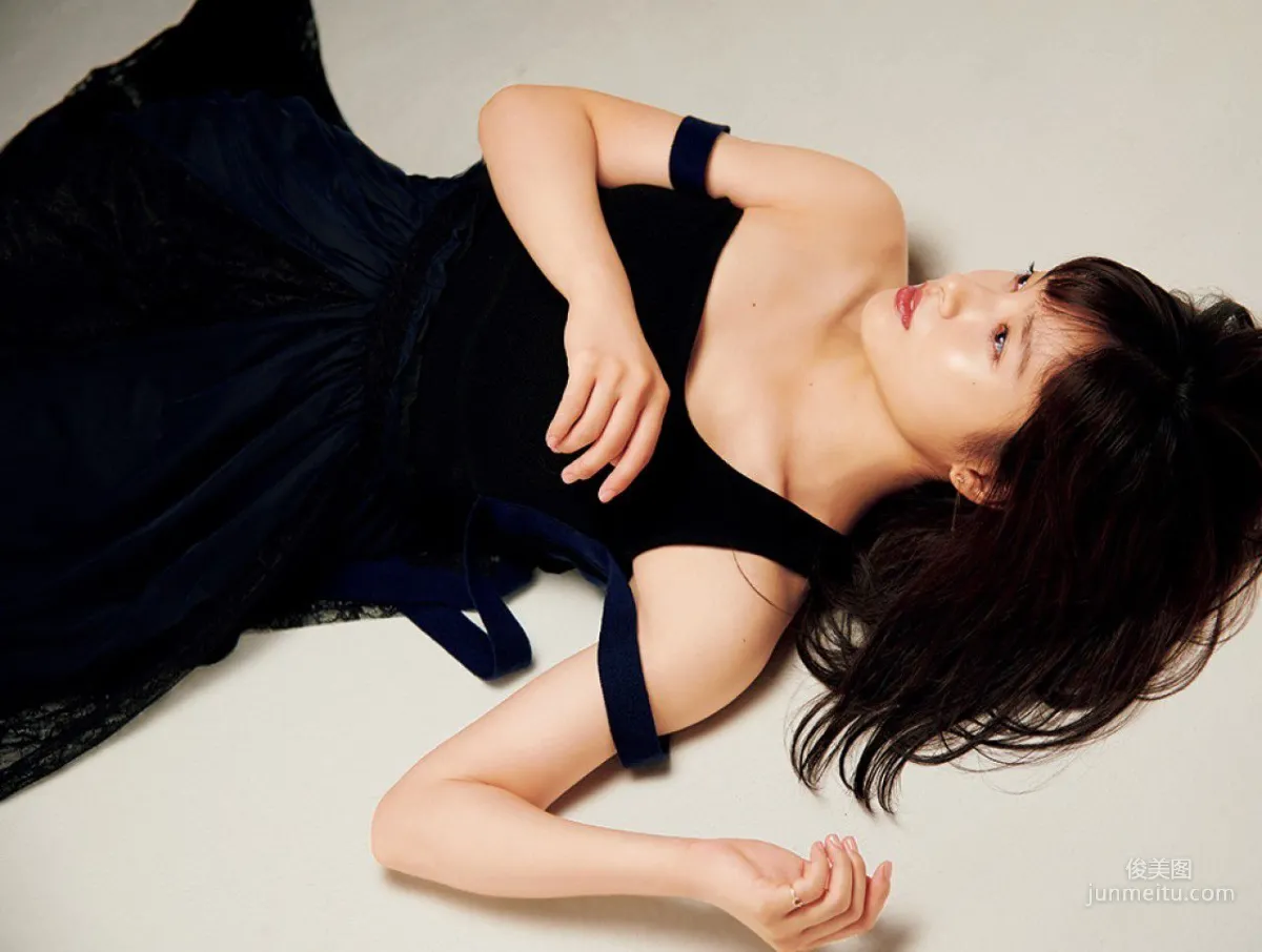 [FRIDAY] 土屋太鳳 《オフィスでセクシー》写真15