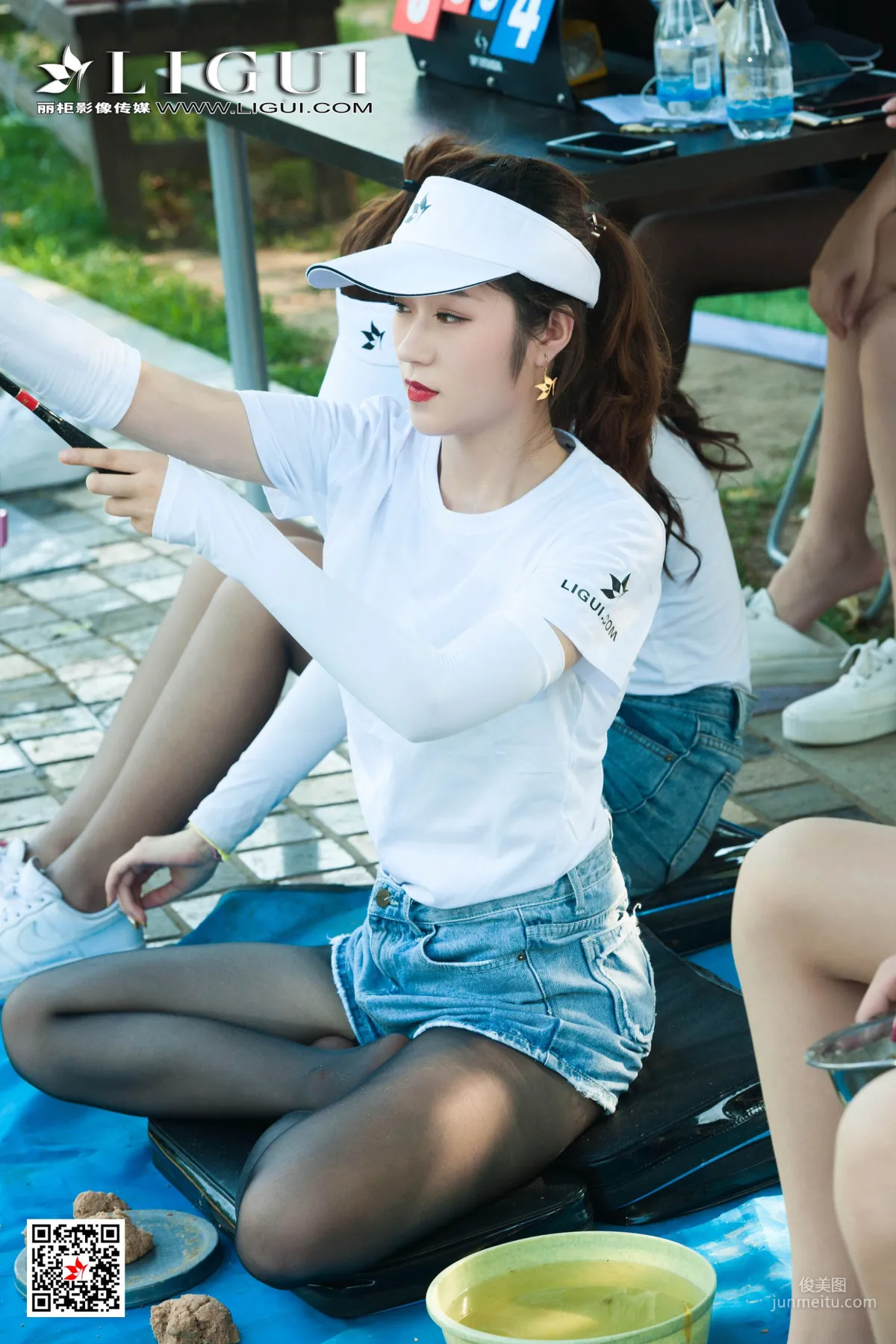Wen Jing & Ran Ran, Fishing Park Silk Stockings [Ligui] Internet Beauty Photo Set photo 5