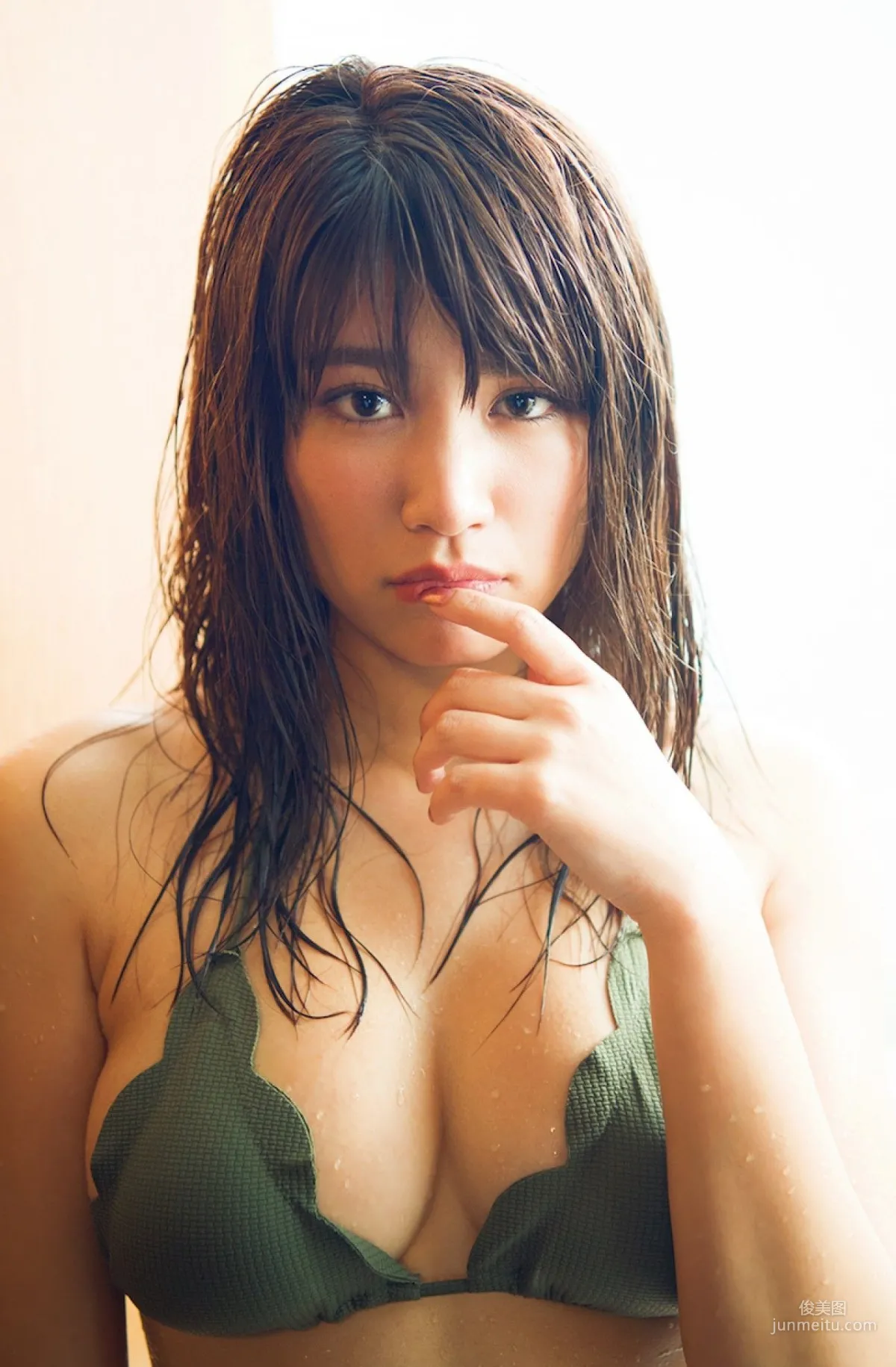 [FRIDAY] Ikumi Hisamatsu The Strongest Mole Girl Shows Cool & Dynamite SEXY Photos photo 8