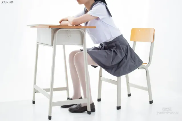 小青《15D超薄白絲》 [森蘿财團] 寫真集