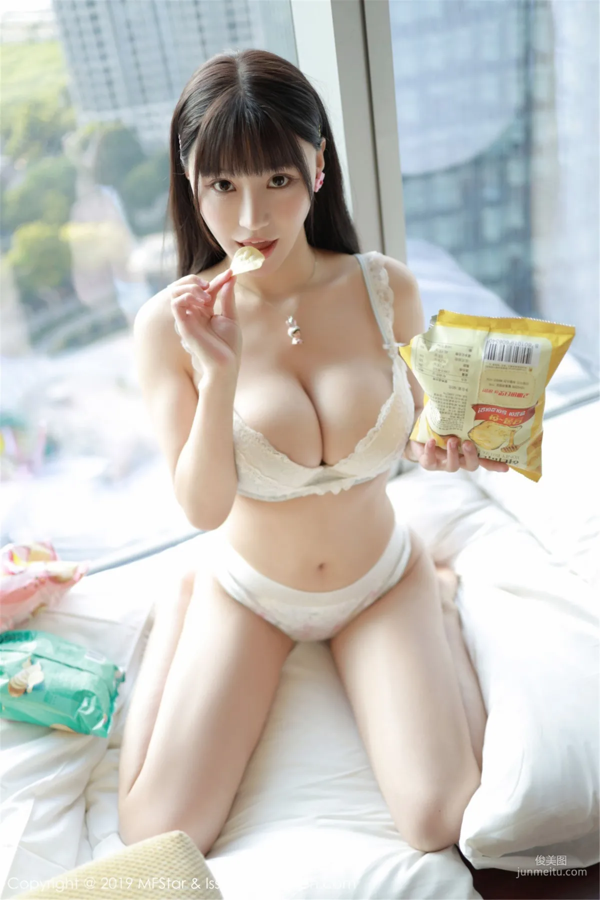 Flower Barbie Keer Exquisite Lingerie with Beautiful Breasts Almost Spilling Out [MFStar] Vol.206 Photo Set photo 1