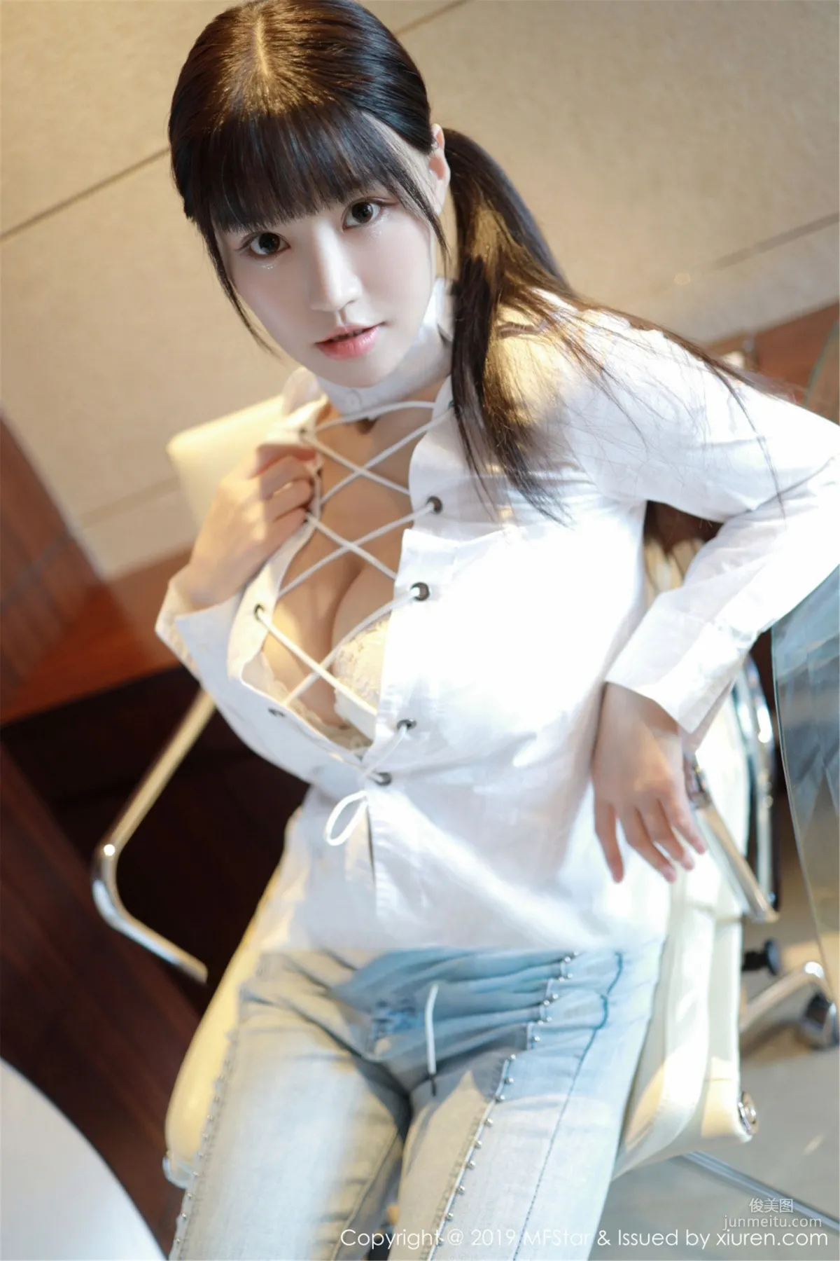 Flower Barbie Ke'er, Sexy Beautiful Breasts Under a White Shirt [MFStar] Vol.207 Photo Set photo 3