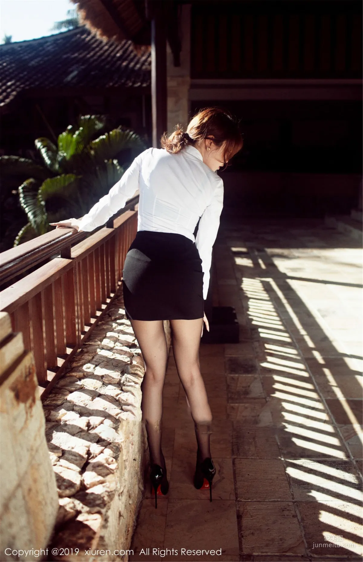 Huang Leran 'Outdoor Sexy Secretary Outfit with Black Stockings, Lively and Ultimate Temptation' [XiuRen] No.1606 Photo Set photo 10