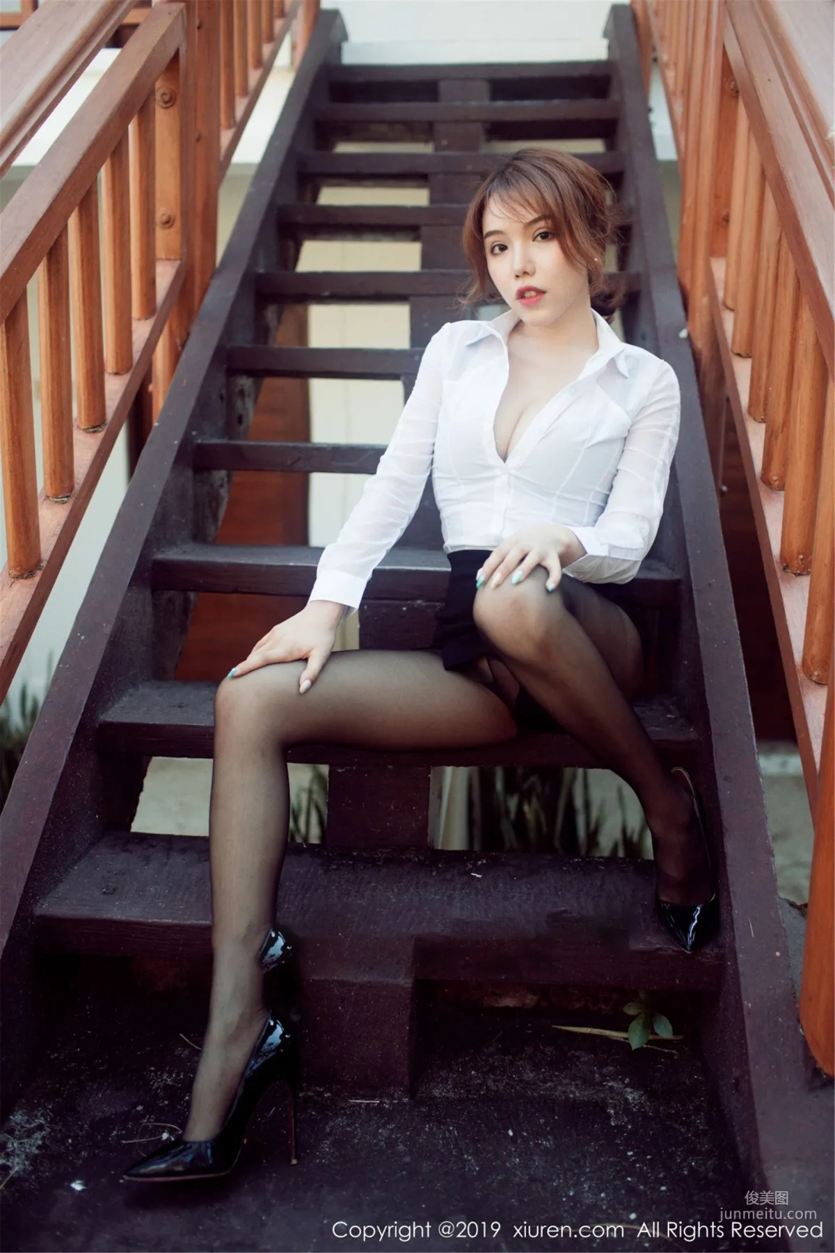 Huang Leran 'Outdoor Sexy Secretary Outfit with Black Stockings, Lively and Ultimate Temptation' [XiuRen] No.1606 Photo Set photo 19