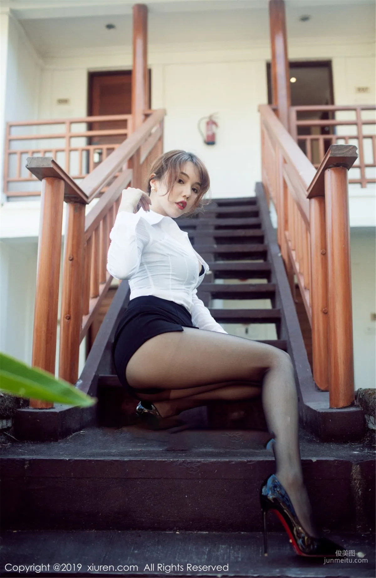 Huang Leran 'Outdoor Sexy Secretary Outfit with Black Stockings, Lively and Ultimate Temptation' [XiuRen] No.1606 Photo Set photo 15