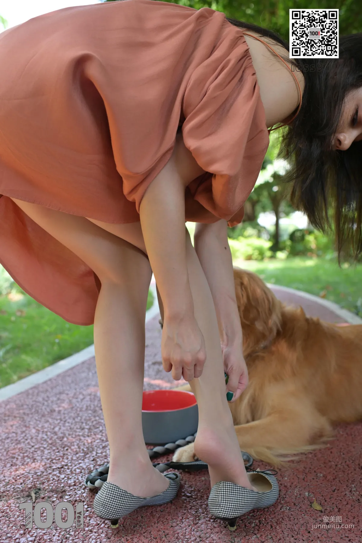 Zhen Zhen, Cute Pets at Home 2 [One Thousand and One Nights] Silk Feet and Beautiful Legs Photo Set photo 5