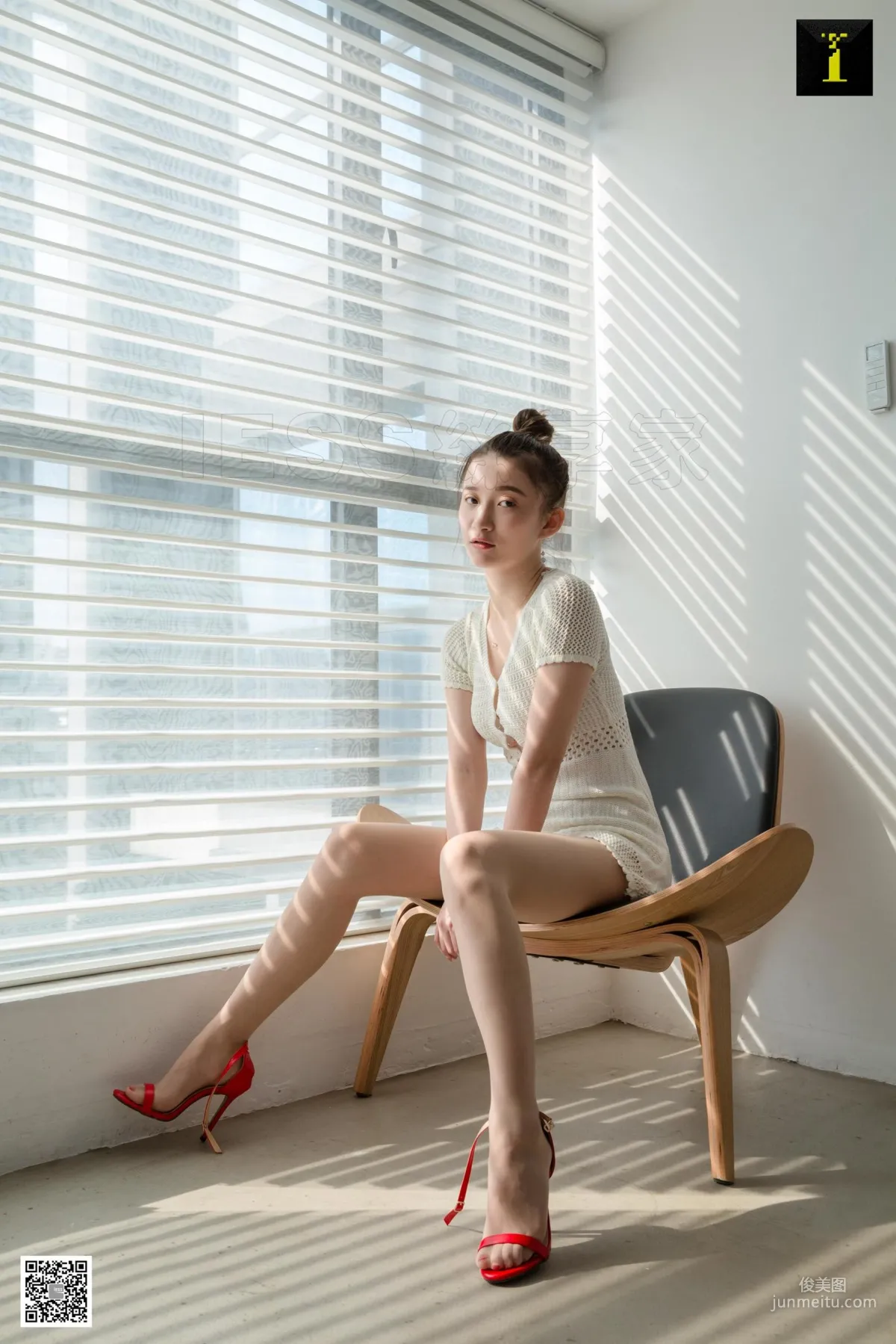Qiuqiu, Quiet White-Clad Qiuqiu [One Thousand and One Nights] Stockings and Beautiful Legs Photo Set photo 68