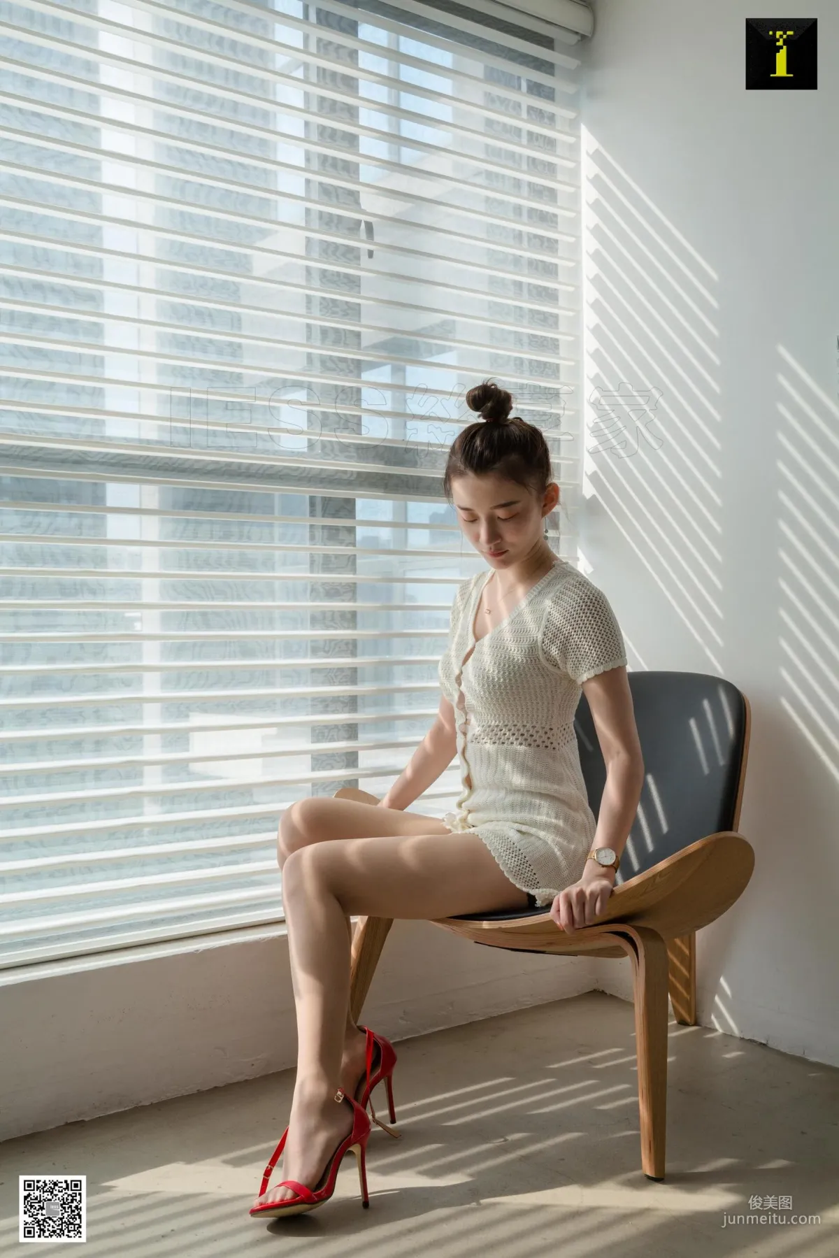 Qiuqiu, Quiet White-Clad Qiuqiu [One Thousand and One Nights] Stockings and Beautiful Legs Photo Set photo 66