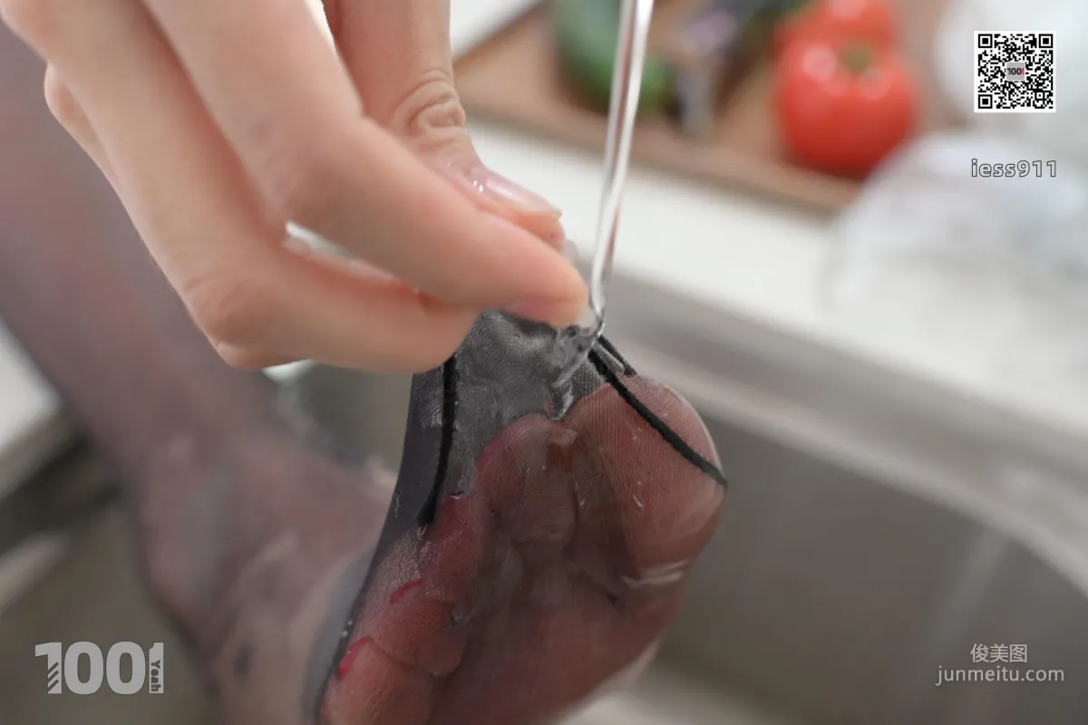 Lucy 'The Wife in the Kitchen 2' [IESS One Thousand and One Nights] Stockings and Beautiful Legs Photo Set photo 51