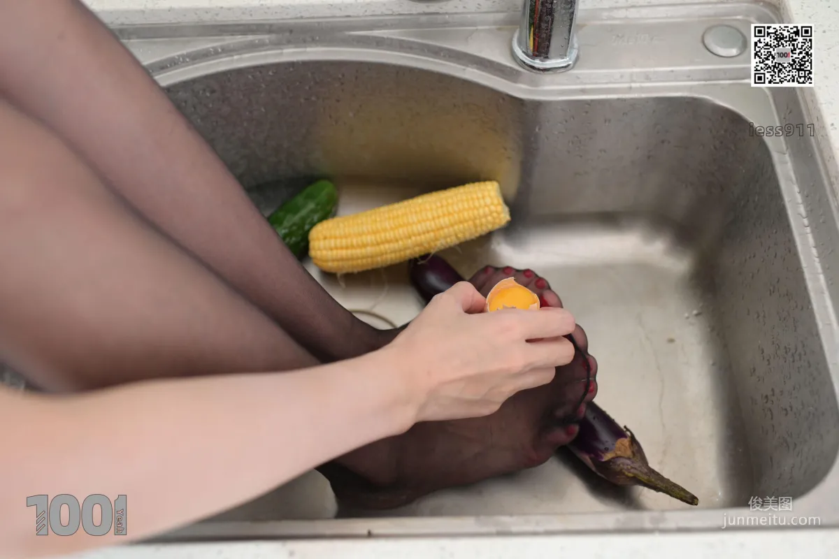 Lucy 'The Wife in the Kitchen 2' [IESS One Thousand and One Nights] Stockings and Beautiful Legs Photo Set photo 81