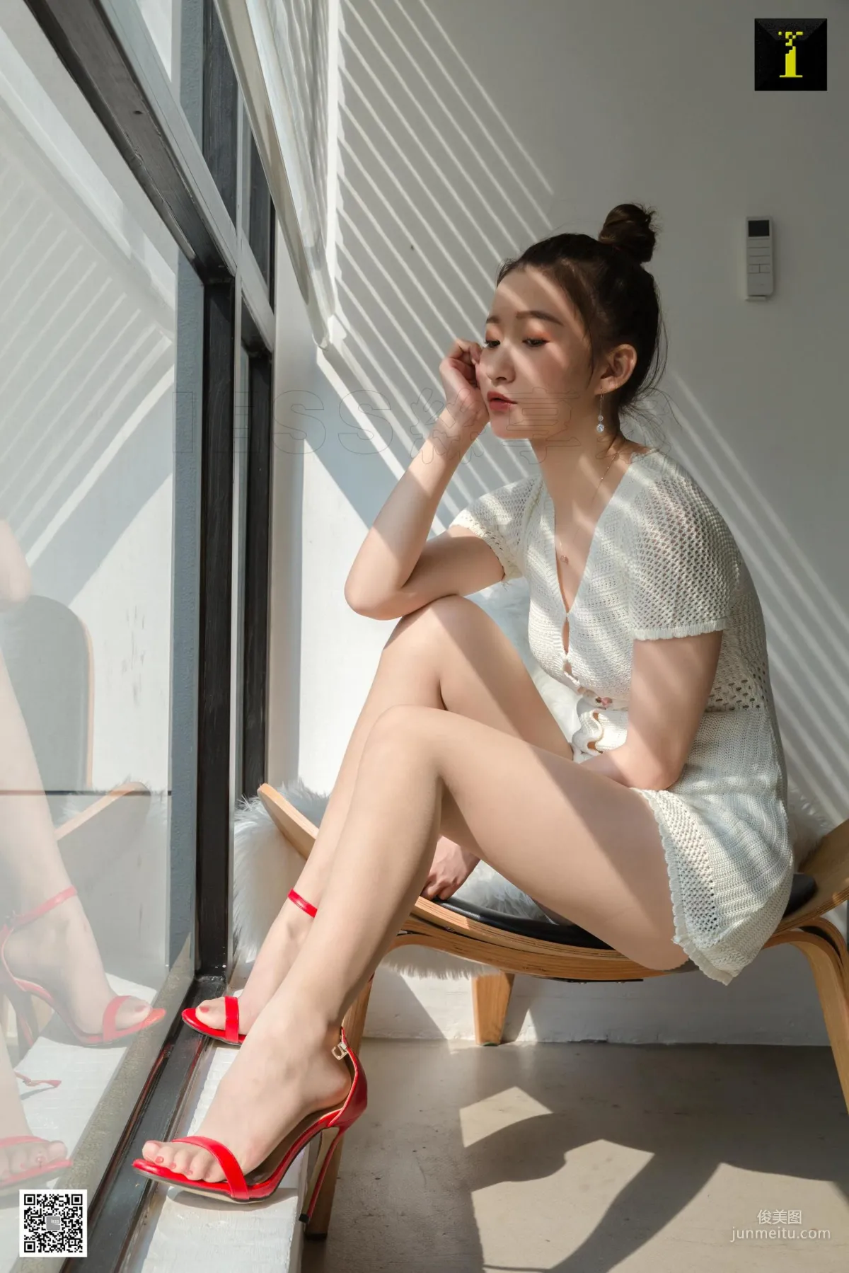 Qiuqiu, Quiet White-Clad Qiuqiu [One Thousand and One Nights] Stockings and Beautiful Legs Photo Set photo 26