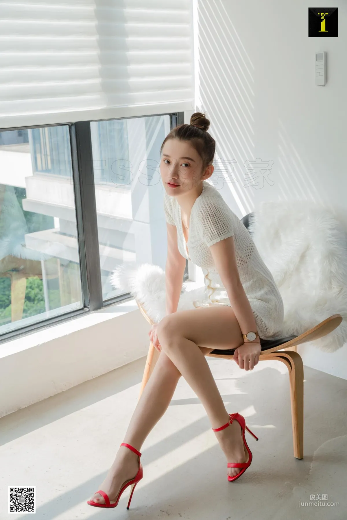 Qiuqiu, Quiet White-Clad Qiuqiu [One Thousand and One Nights] Stockings and Beautiful Legs Photo Set photo 2