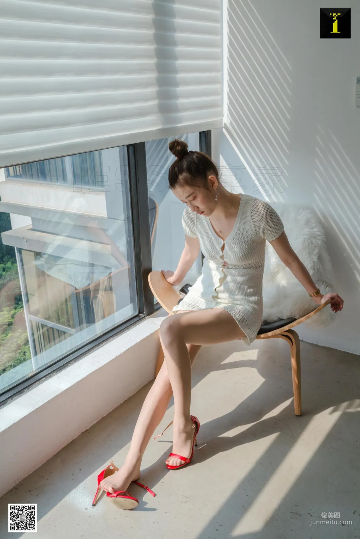 Qiuqiu, Quiet White-Clad Qiuqiu [One Thousand and One Nights] Stockings and Beautiful Legs Photo Set photo 35