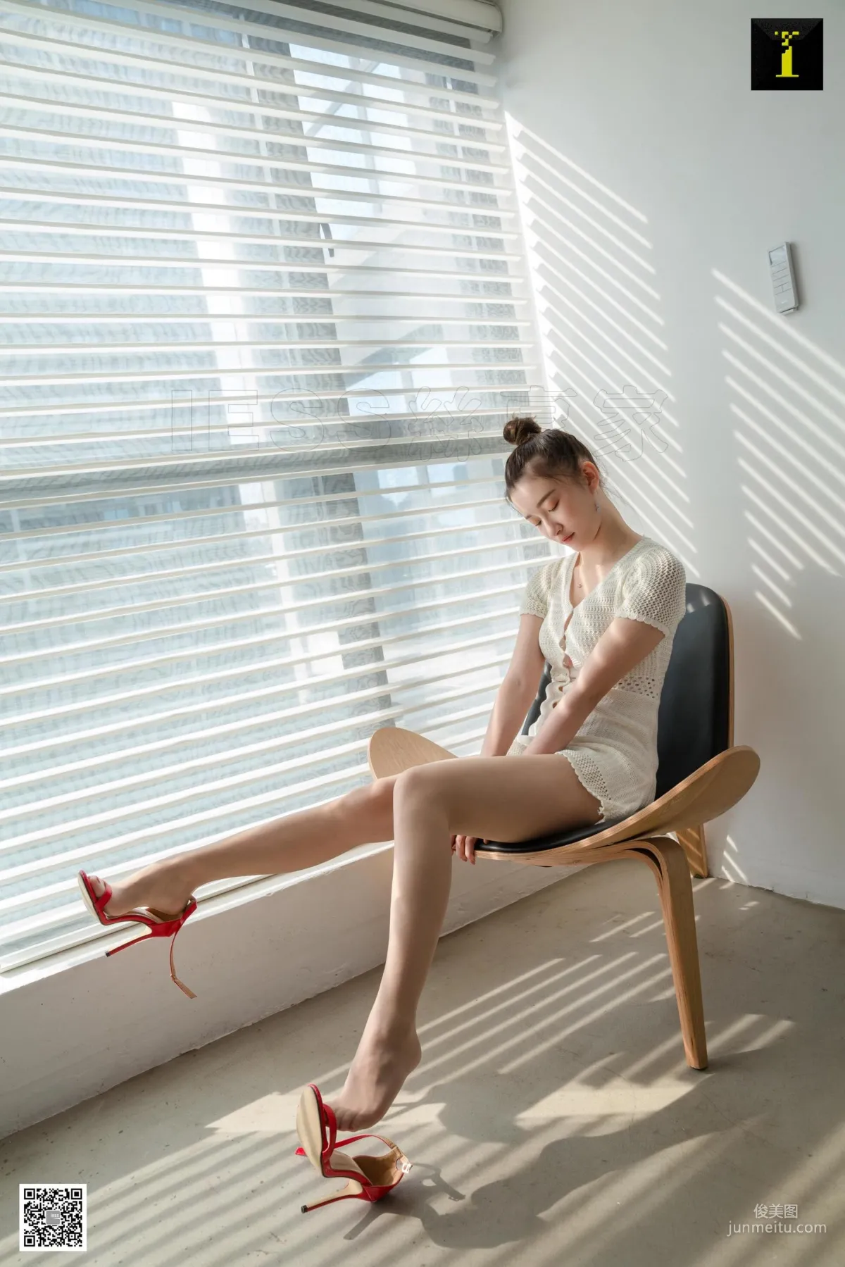 Qiuqiu, Quiet White-Clad Qiuqiu [One Thousand and One Nights] Stockings and Beautiful Legs Photo Set photo 74