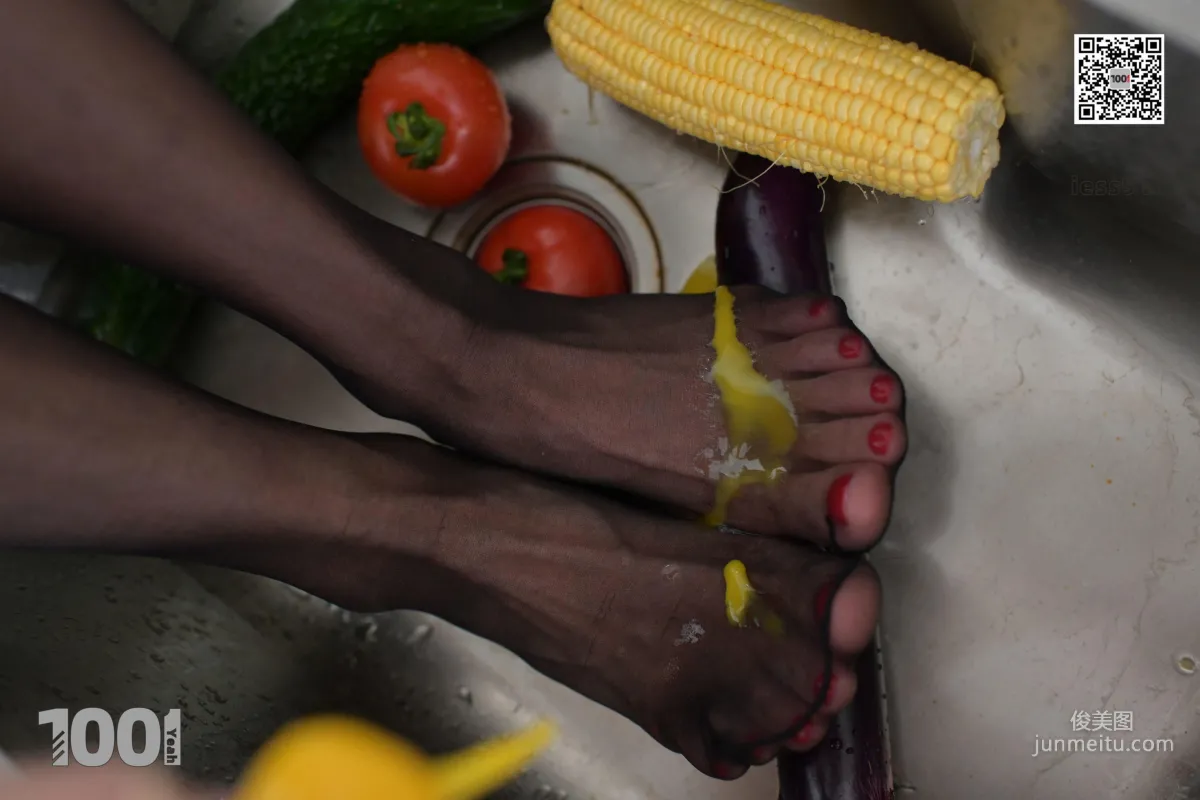 Lucy 'The Wife in the Kitchen 2' [IESS One Thousand and One Nights] Stockings and Beautiful Legs Photo Set photo 84