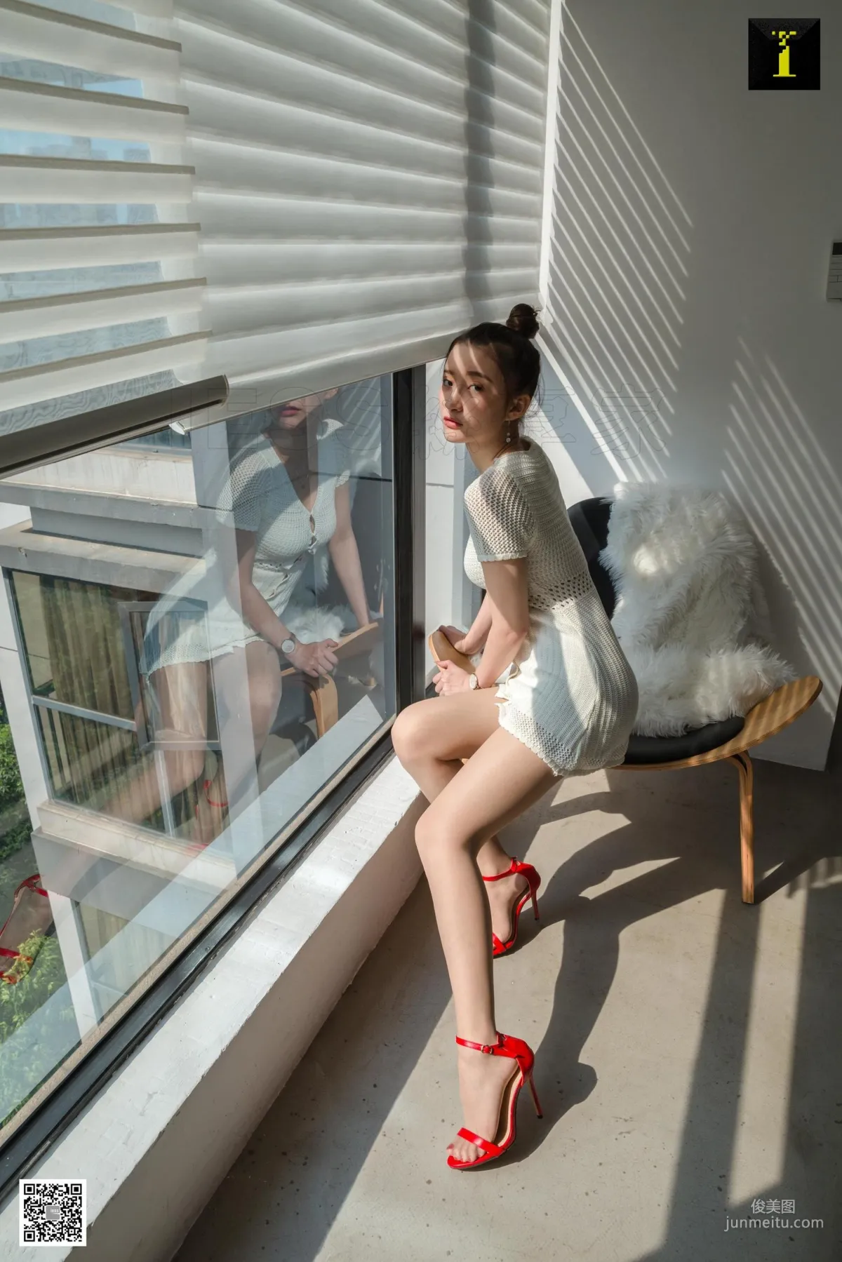 Qiuqiu, Quiet White-Clad Qiuqiu [One Thousand and One Nights] Stockings and Beautiful Legs Photo Set photo 20
