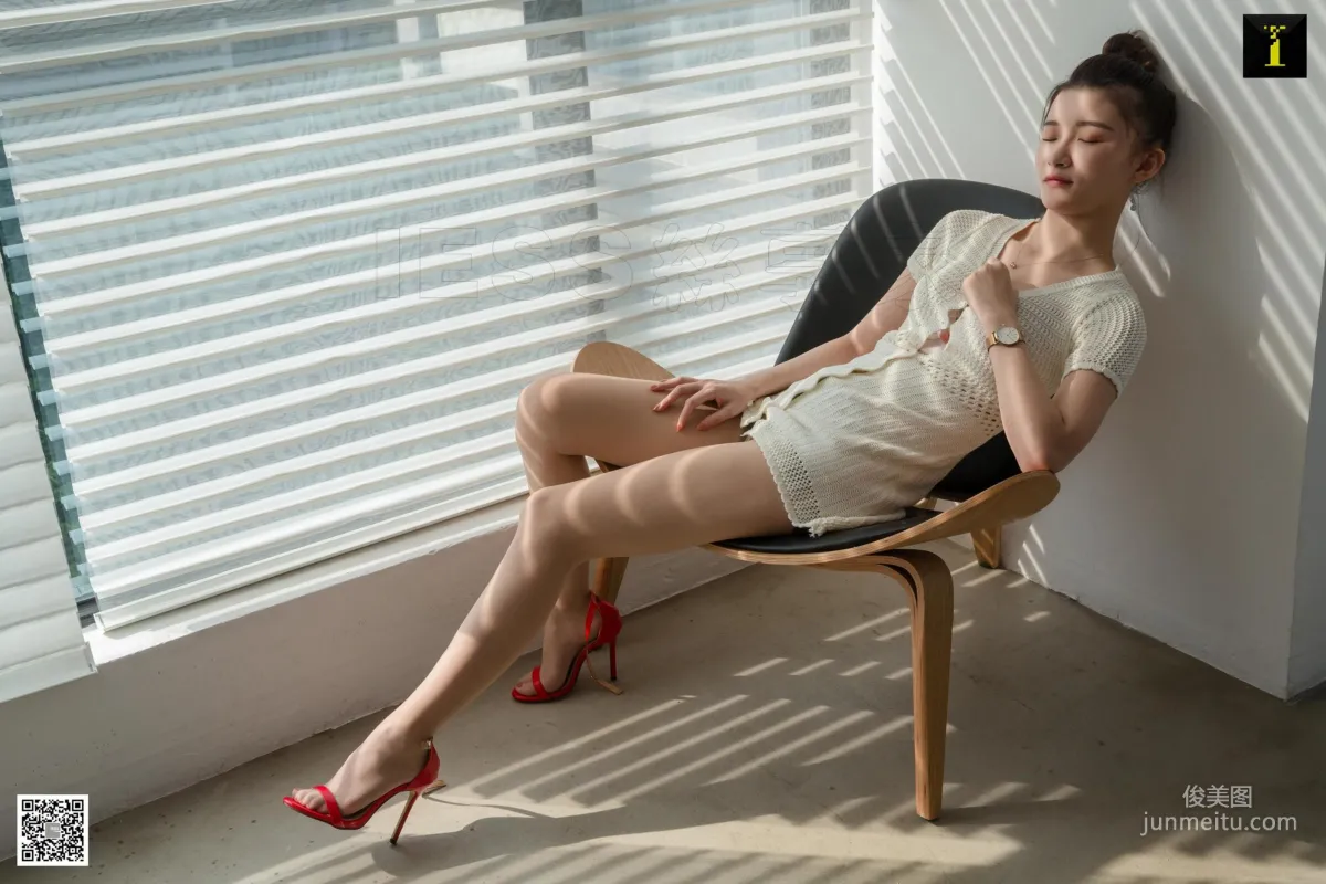 Qiuqiu, Quiet White-Clad Qiuqiu [One Thousand and One Nights] Stockings and Beautiful Legs Photo Set photo 65
