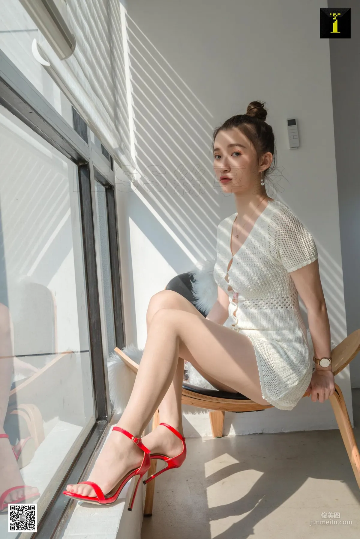 Qiuqiu, Quiet White-Clad Qiuqiu [One Thousand and One Nights] Stockings and Beautiful Legs Photo Set photo 24