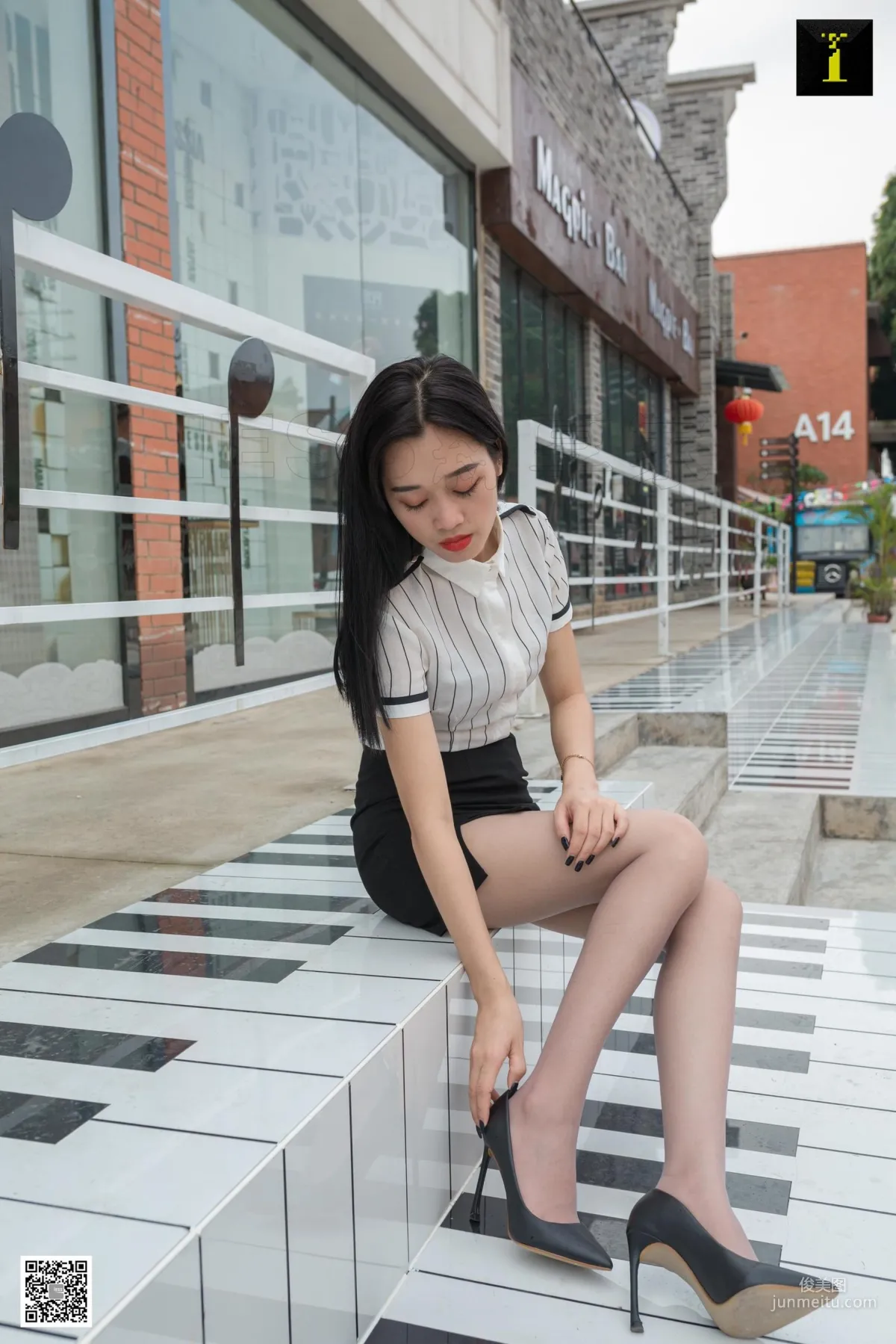 Ke Le "Chance Encounter White-Collar Street Snap" [One Thousand and One Nights] Stockings and Beautiful Legs Photo Set photo 51