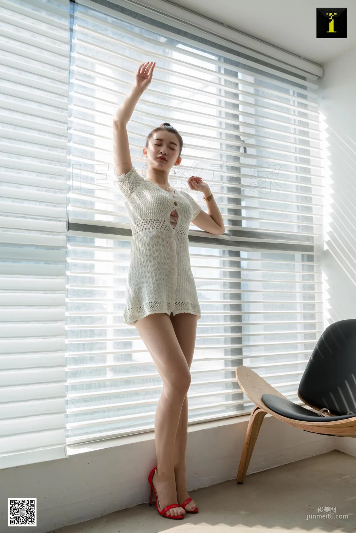 Qiuqiu, Quiet White-Clad Qiuqiu [One Thousand and One Nights] Stockings and Beautiful Legs Photo Set photo 59
