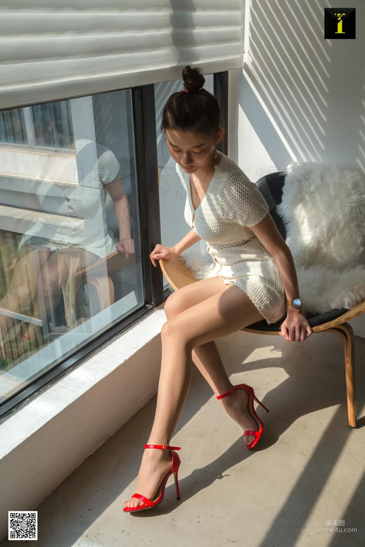 Qiuqiu, Quiet White-Clad Qiuqiu [One Thousand and One Nights] Stockings and Beautiful Legs Photo Set photo 10