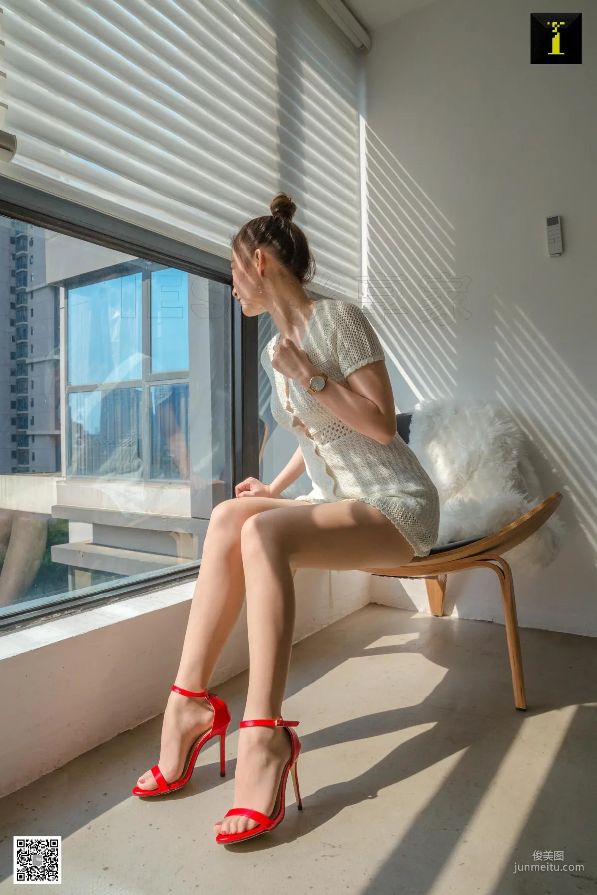 Qiuqiu, Quiet White-Clad Qiuqiu [One Thousand and One Nights] Stockings and Beautiful Legs Photo Set photo 15
