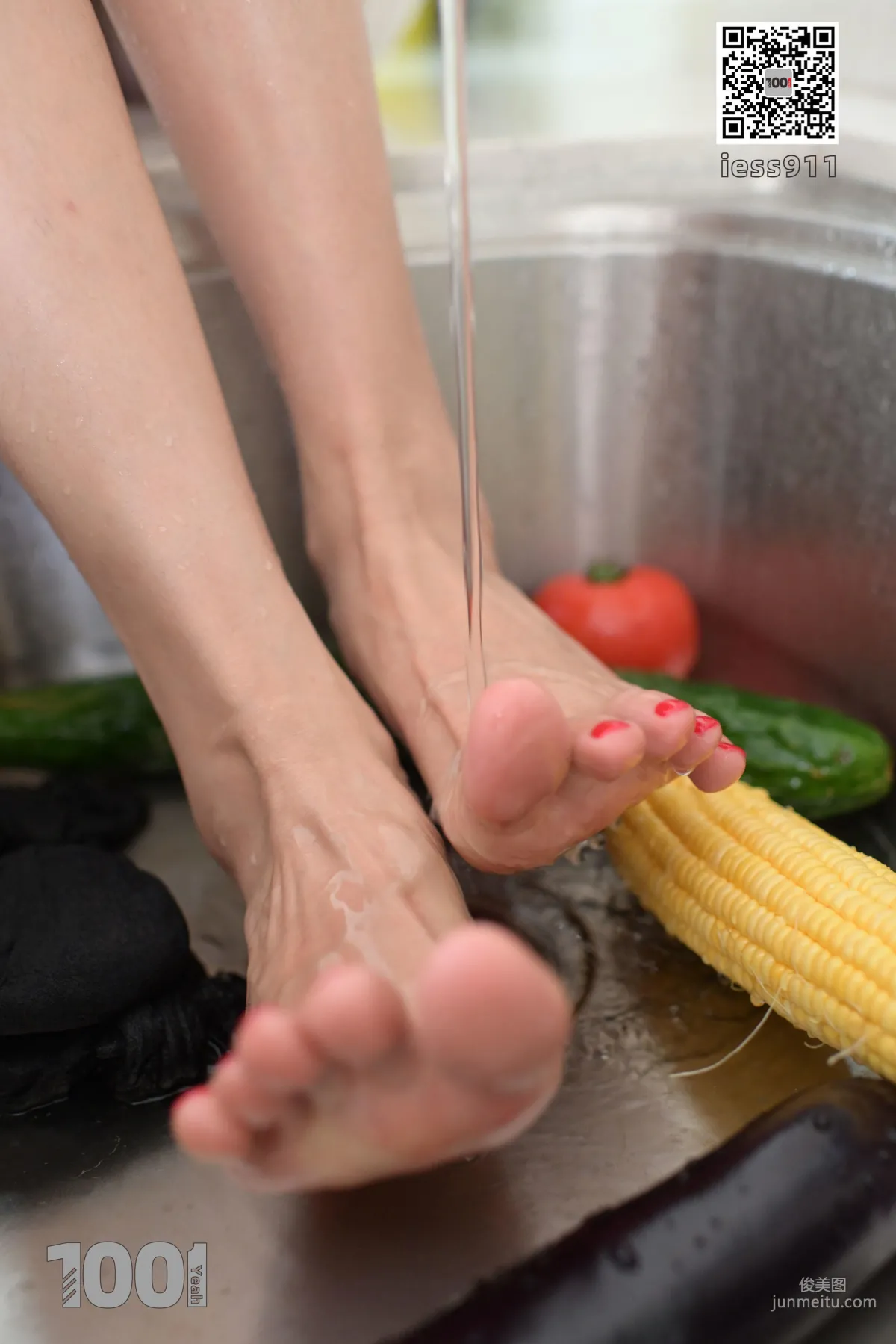 Lucy, The Wife in the Kitchen 3 [One Thousand and One Nights] Silk Stockings and Beautiful Legs Photo Set photo 14