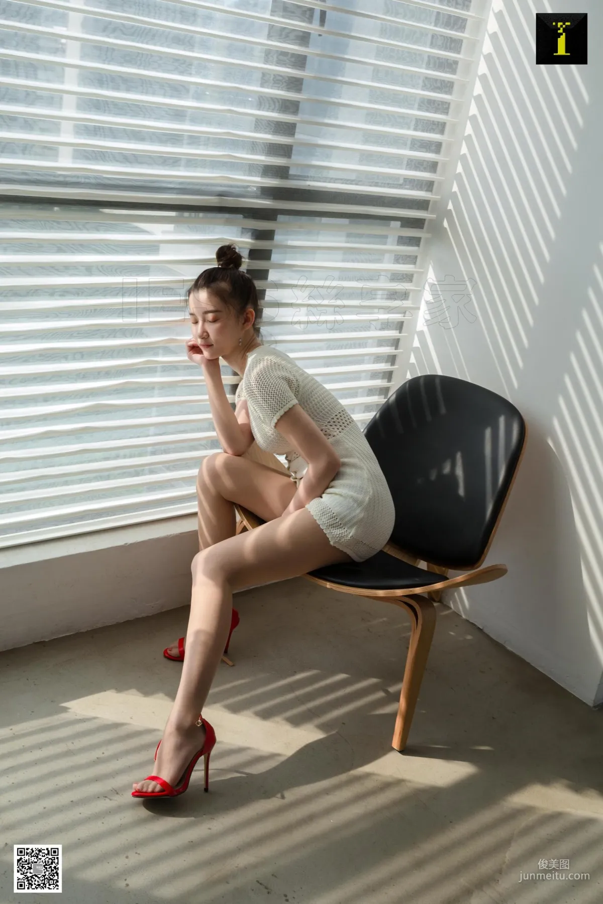 Qiuqiu, Quiet White-Clad Qiuqiu [One Thousand and One Nights] Stockings and Beautiful Legs Photo Set photo 77