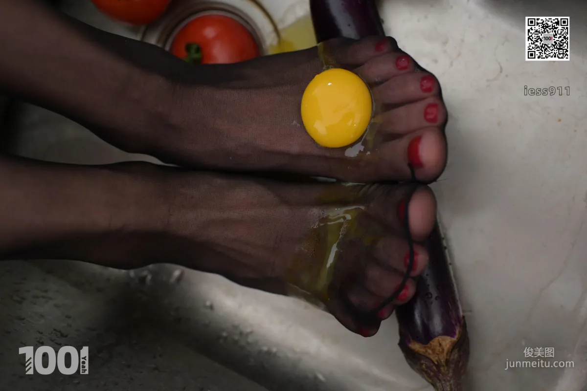Lucy 'The Wife in the Kitchen 2' [IESS One Thousand and One Nights] Stockings and Beautiful Legs Photo Set photo 12