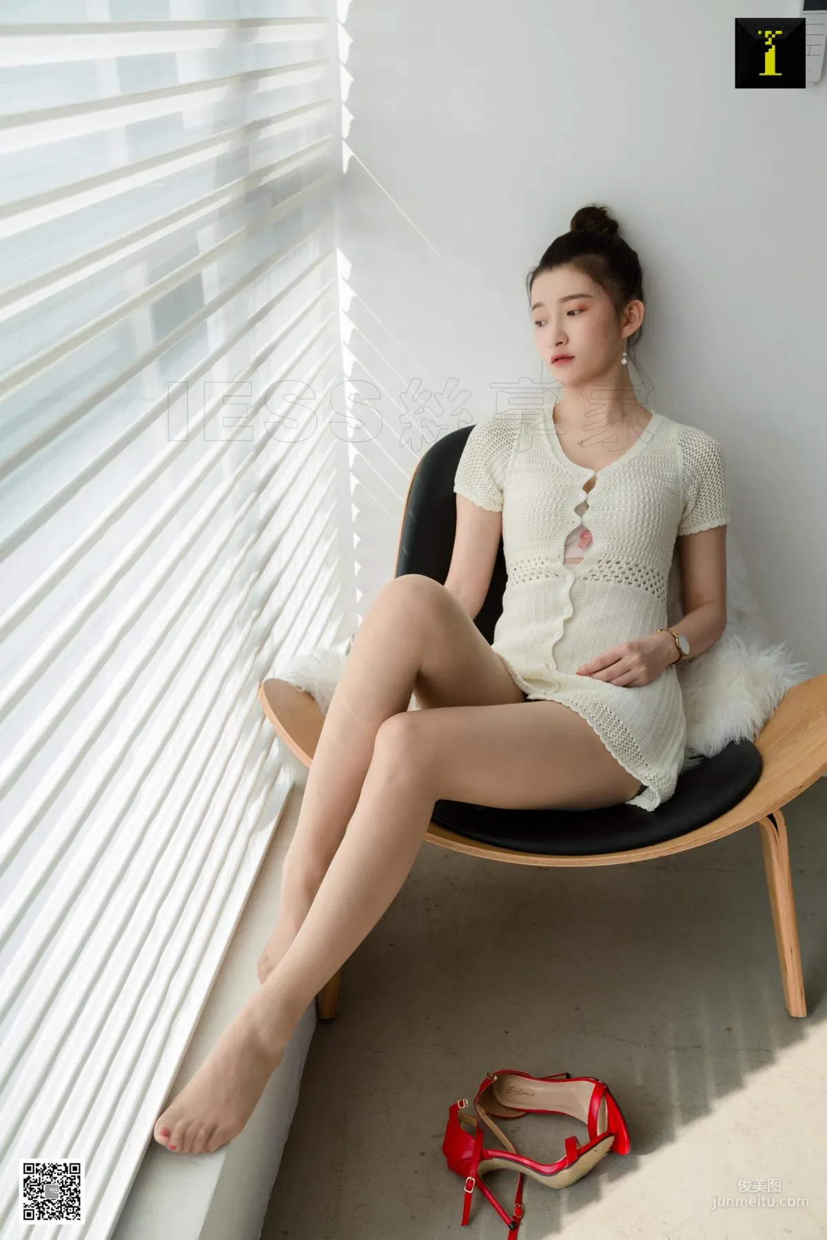 Qiuqiu, Quiet White-Clad Qiuqiu [One Thousand and One Nights] Stockings and Beautiful Legs Photo Set photo 54