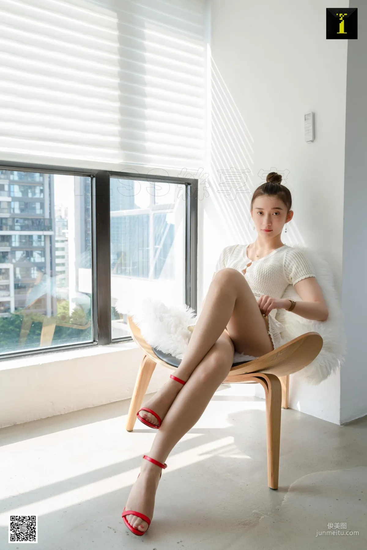 Qiuqiu, Quiet White-Clad Qiuqiu [One Thousand and One Nights] Stockings and Beautiful Legs Photo Set photo 23