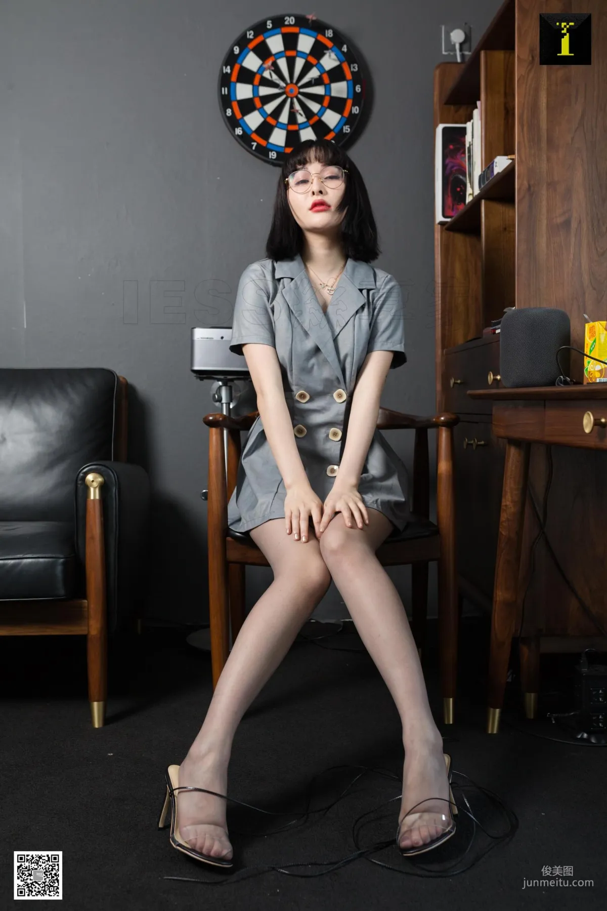 Miao Jie, Teacher Miao's Class Is Starting [One Thousand and One Nights] Beautiful Legs and Silk Feet Photo Set photo 31