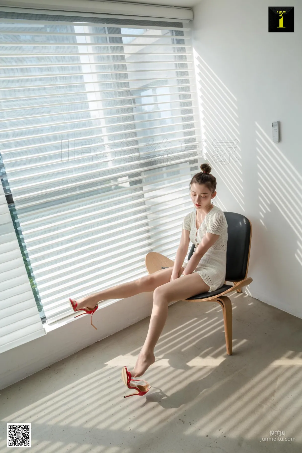 Qiuqiu, Quiet White-Clad Qiuqiu [One Thousand and One Nights] Stockings and Beautiful Legs Photo Set photo 73