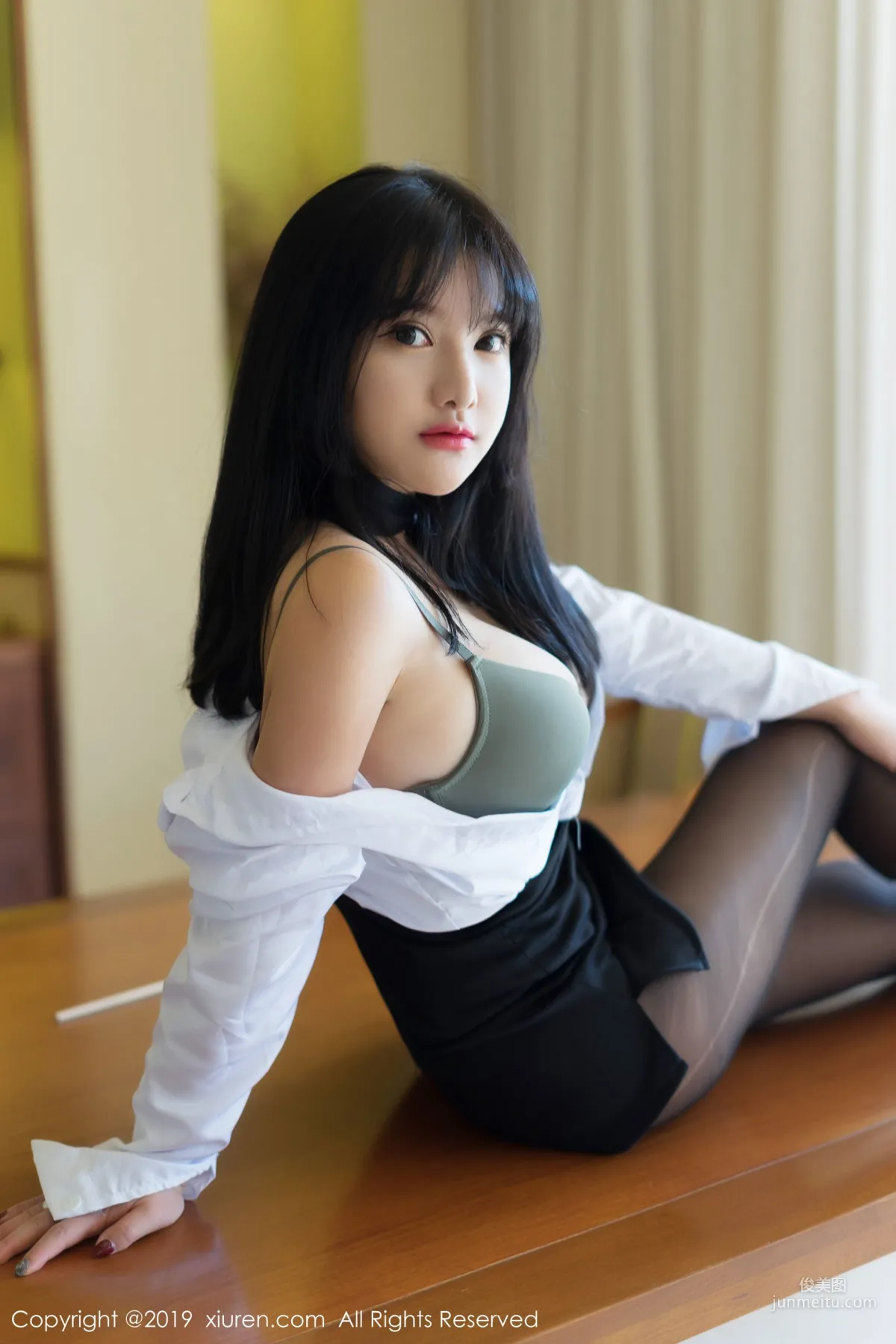 Xiao Younai "White Shirt, Black Stockings Sexy Secretary Uniform" [XiuRen] No.1653 Photo Set photo 18