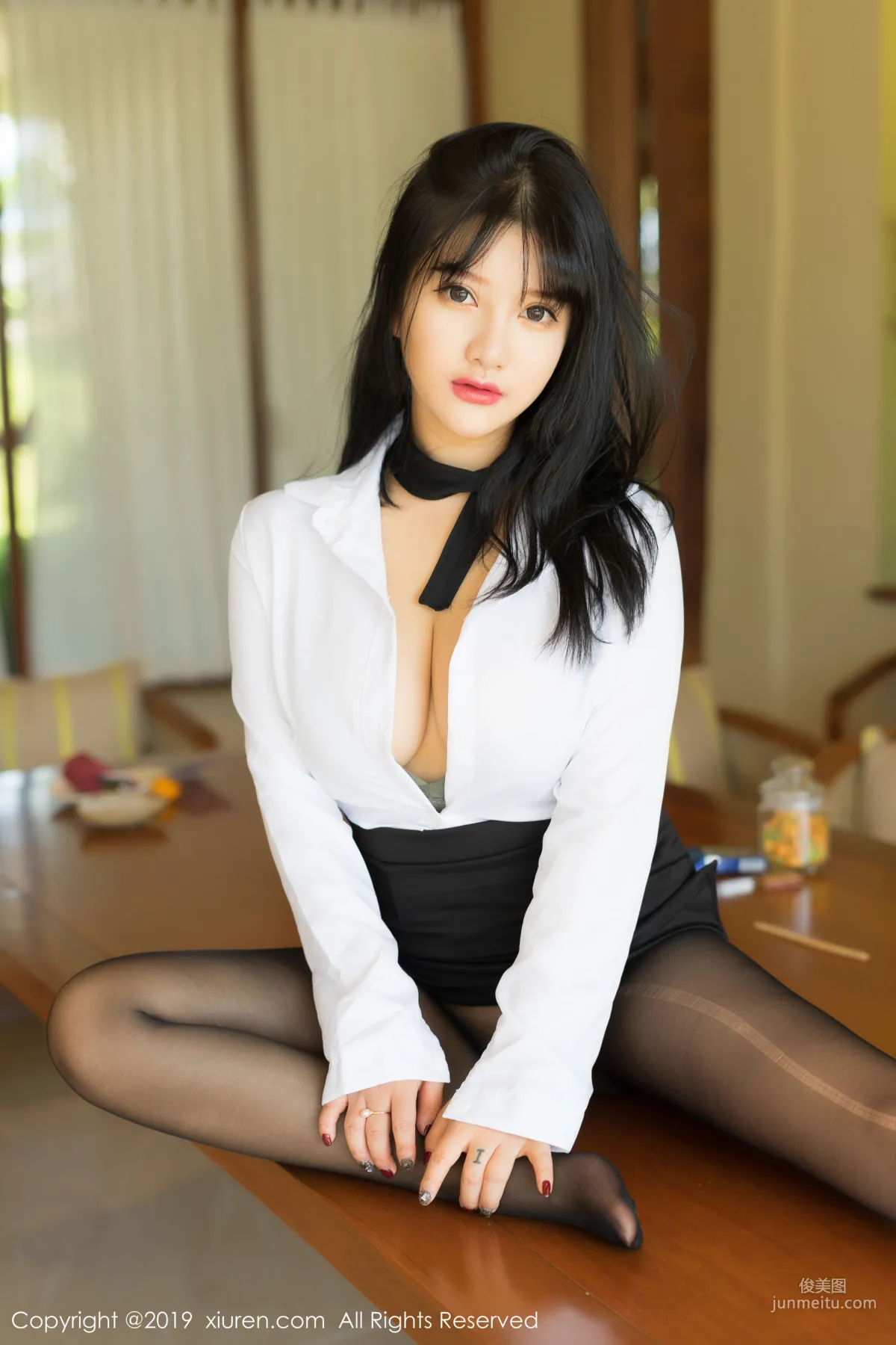 Xiao Younai "White Shirt, Black Stockings Sexy Secretary Uniform" [XiuRen] No.1653 Photo Set photo 2
