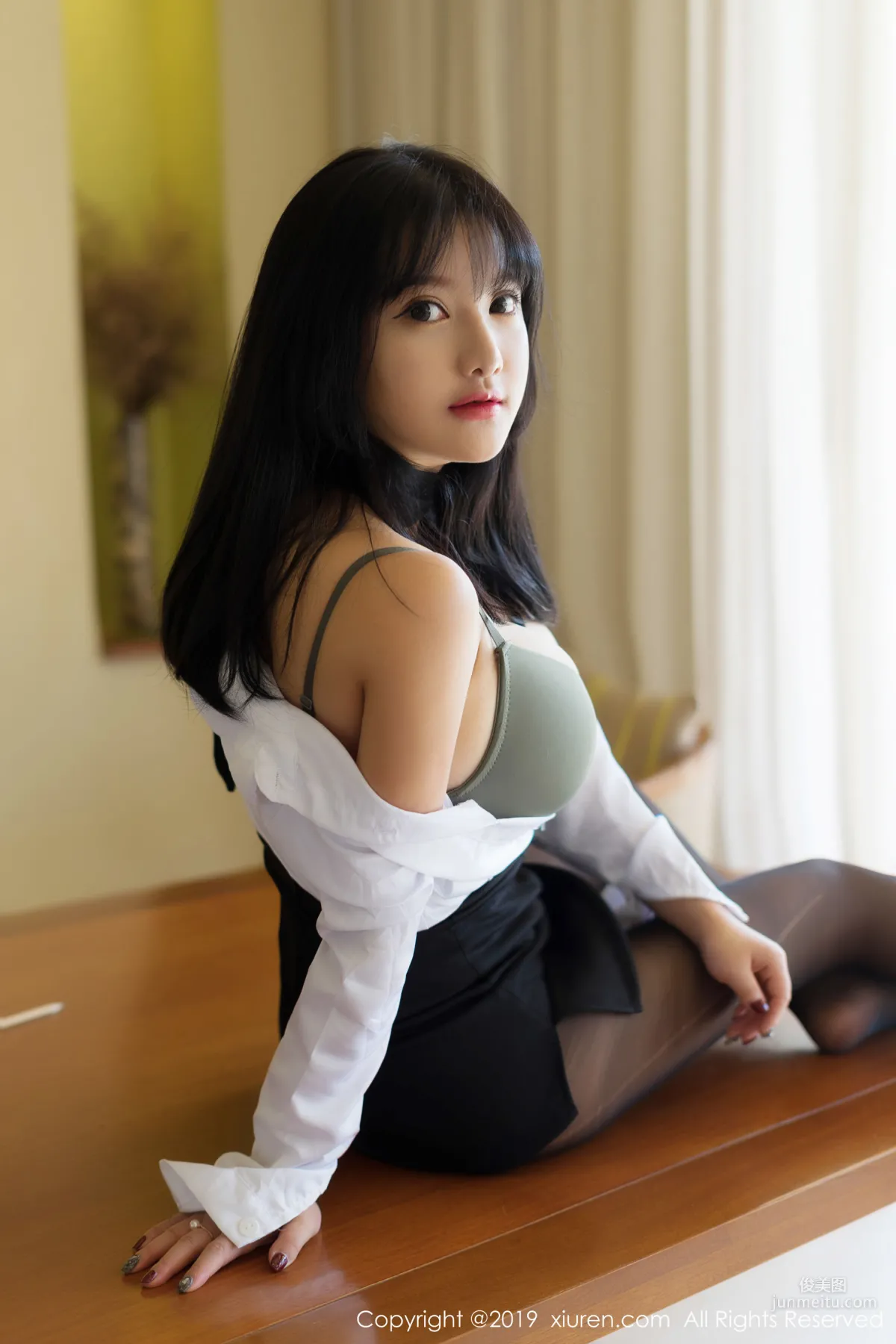 Xiao Younai "White Shirt, Black Stockings Sexy Secretary Uniform" [XiuRen] No.1653 Photo Set photo 17