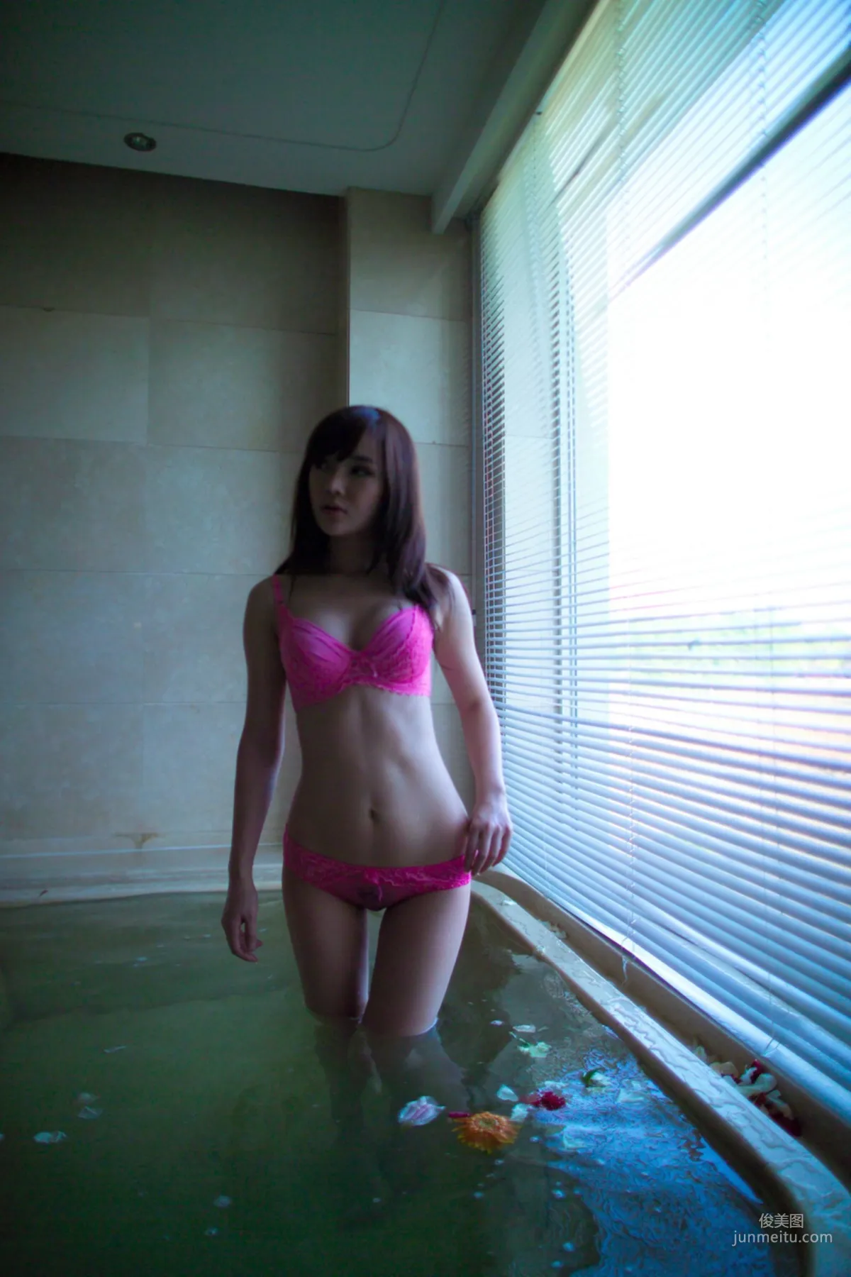 Han Zixuan, Hotel Bathtub Private Shoot Set photo 80