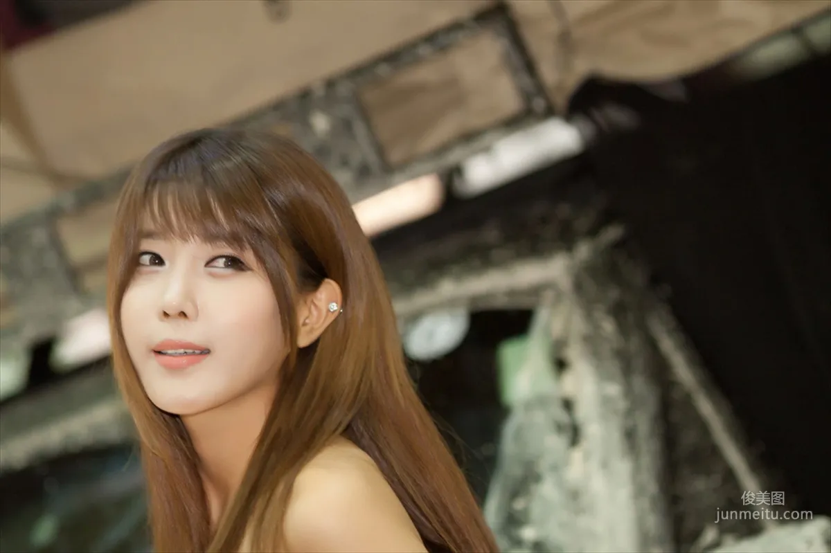 Heo Yun Mi, Sexy White Shirt Denim Shorts Street Car Show [Korean Booth Beauty] Photo Pictures photo 2