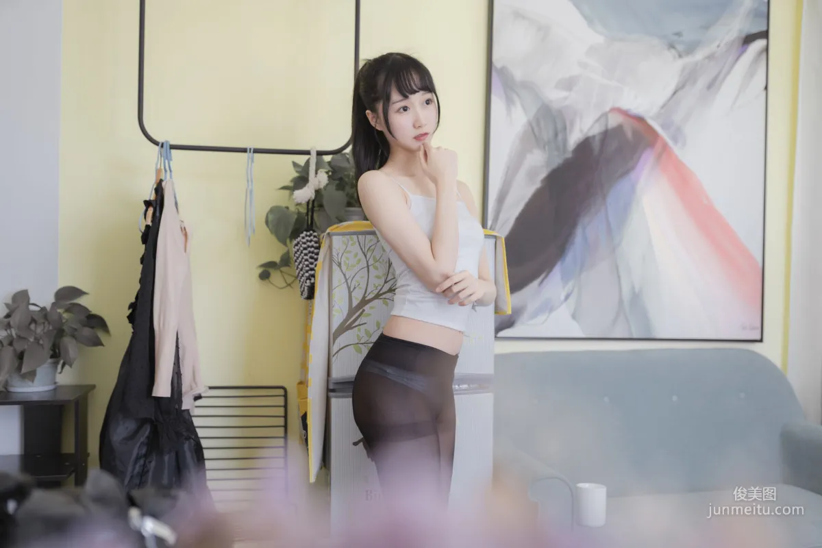 Mu Mianmian OwO, Tank Top and Black Stockings at Home [COSER Beauty] Photo Set photo 8