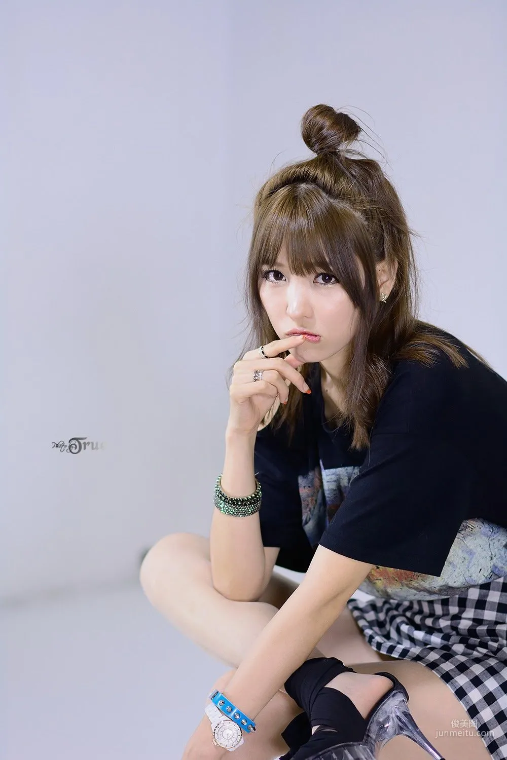 [韩国美女] 李恩慧《丸子头俏皮风棚拍》 写真集1