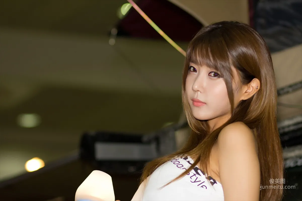 Heo Yun Mi, Sexy White Shirt Denim Shorts Street Car Show [Korean Booth Beauty] Photo Pictures photo 29