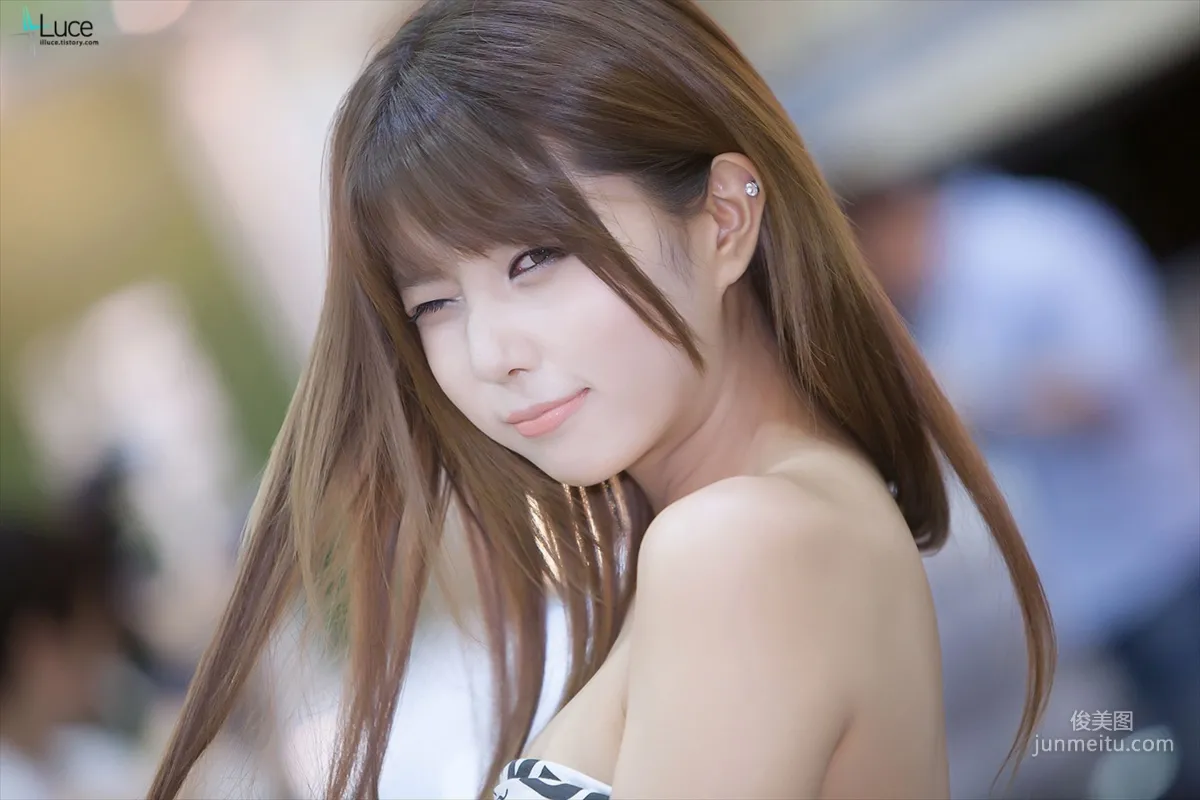 Heo Yun Mi, Sexy White Shirt Denim Shorts Street Car Show [Korean Booth Beauty] Photo Pictures photo 65