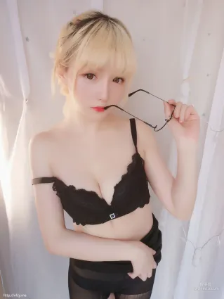 星之遲遲 《今晚加班包》 [福利COSPLAY] 寫真集