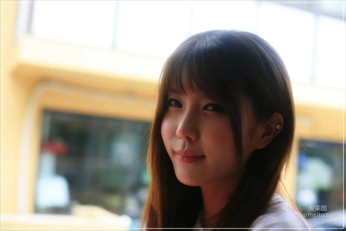 Heo Yun Mi, Sexy White Shirt Denim Shorts Street Car Show [Korean Booth Beauty] Photo Pictures photo 78