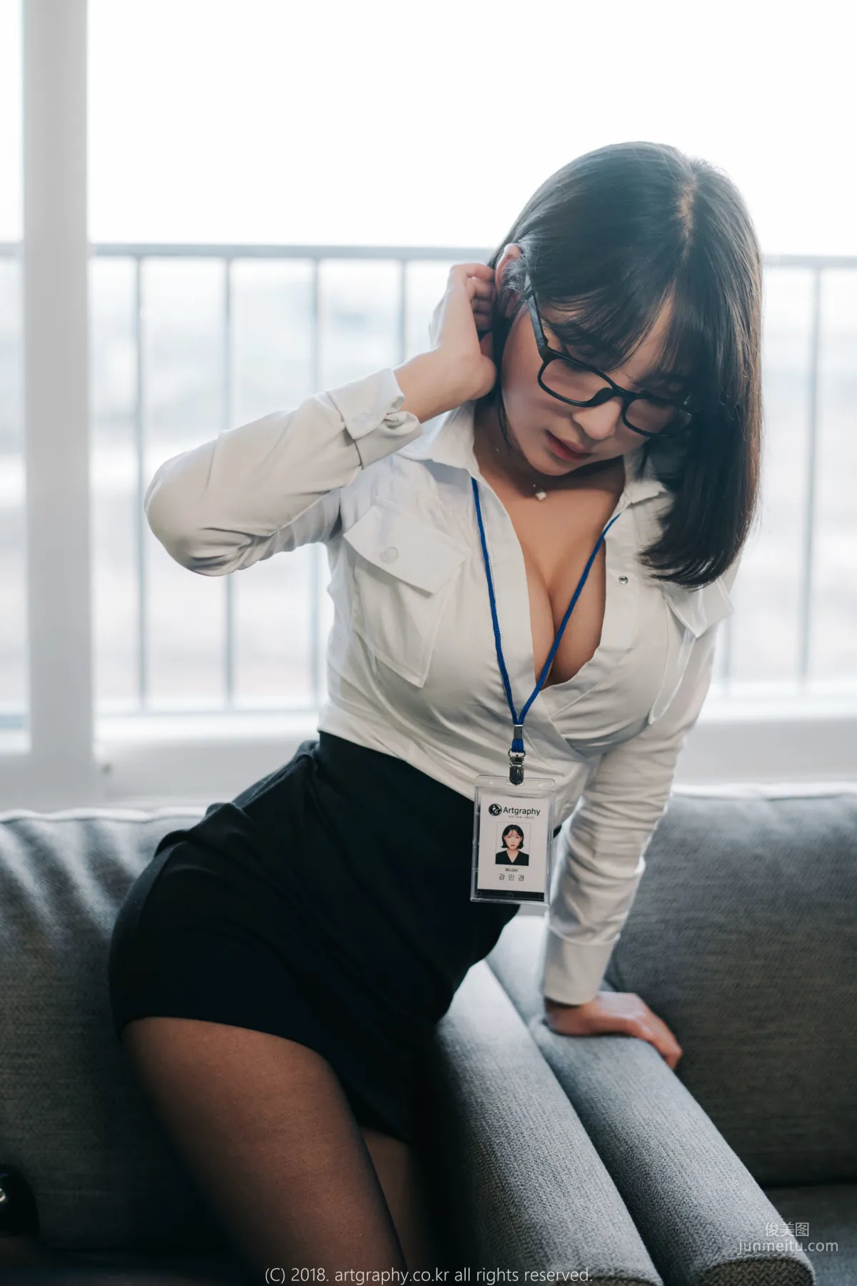 Big Bust Girl Jiang Renqing, Black Stockings Uniform + Maid Seduction [ARTGRAVIA] Photo Set photo 3