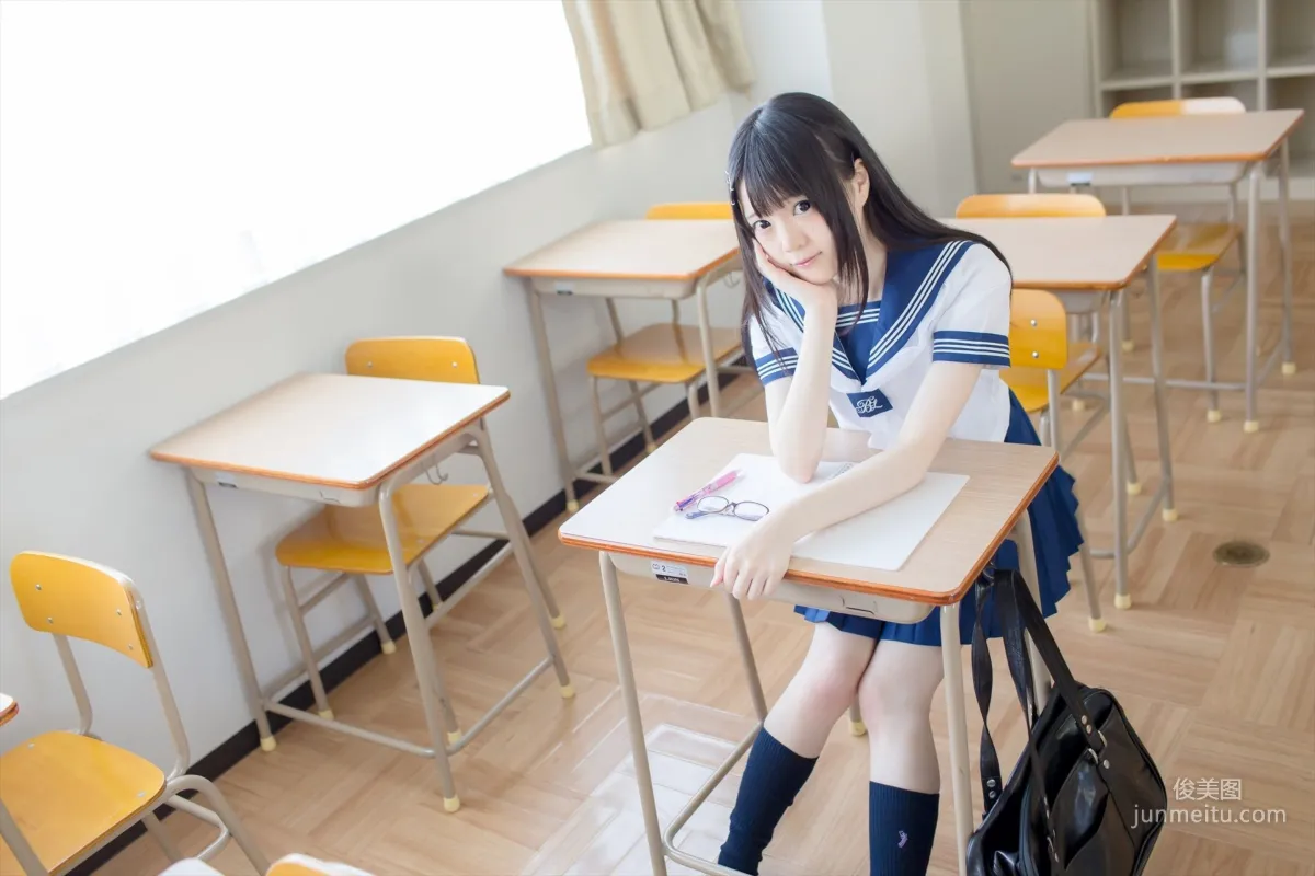 まきろん。《君夏 - 君と僕の夏休み》 紺スク 写真集1
